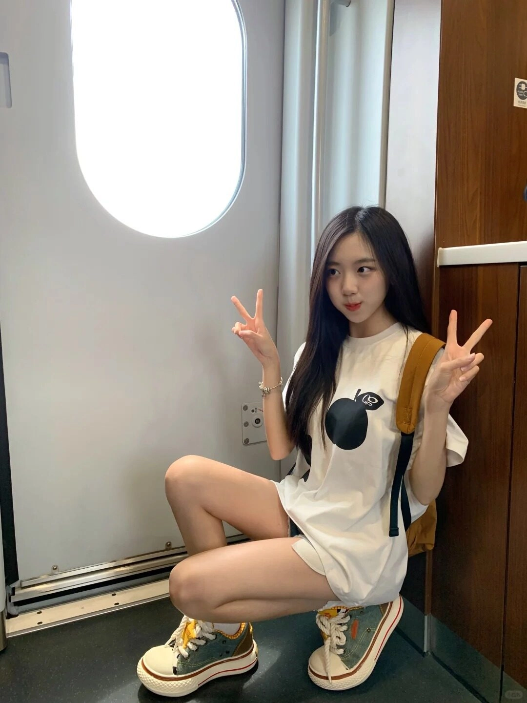 Cô gái nhỏ tinh nghịch, tạo dáng dễ thương bên cửa tàu.