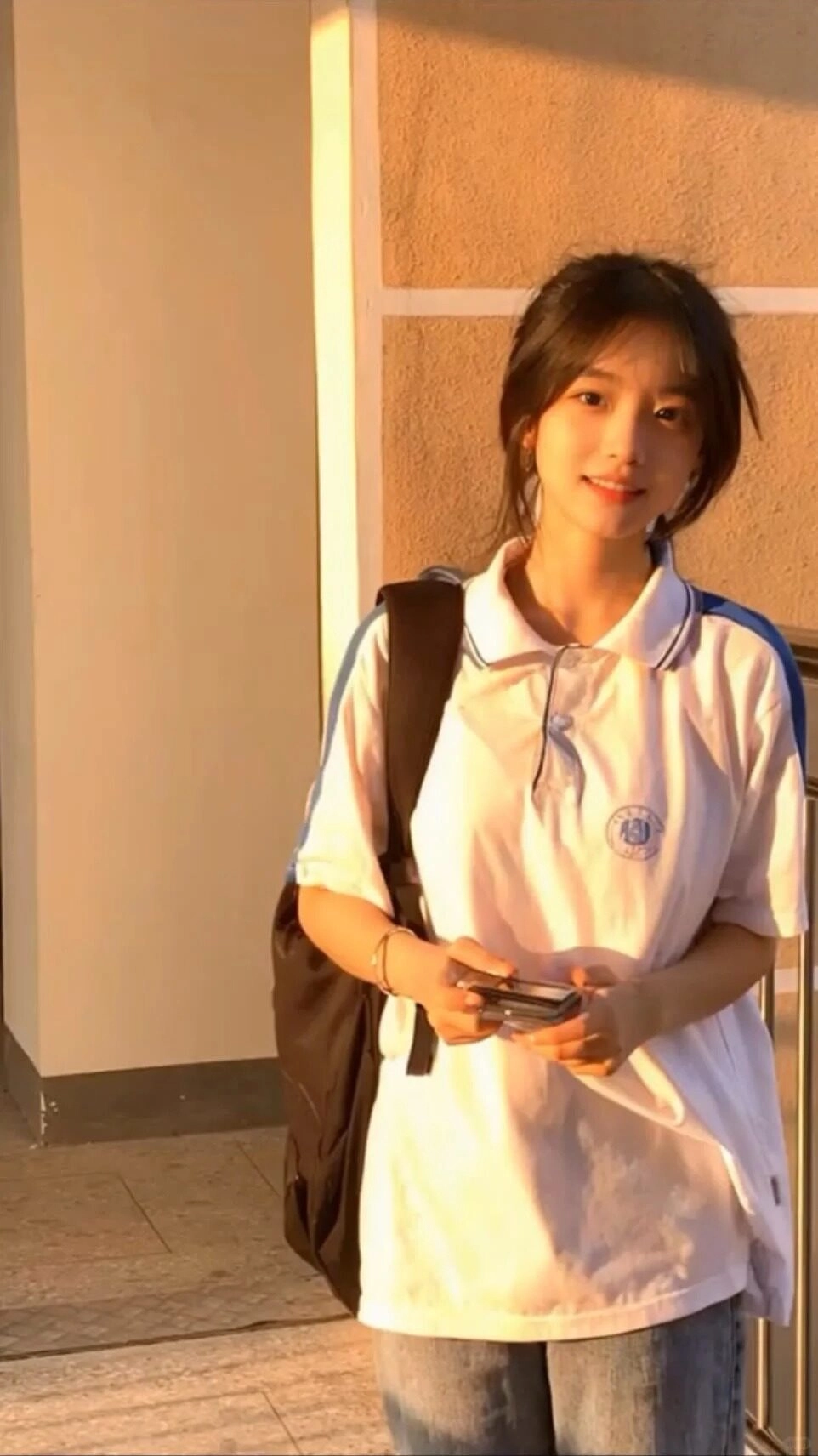 Nữ sinh nhẹ nhàng trong đồng phục trắng, gương mặt tươi tắn thanh thuần.