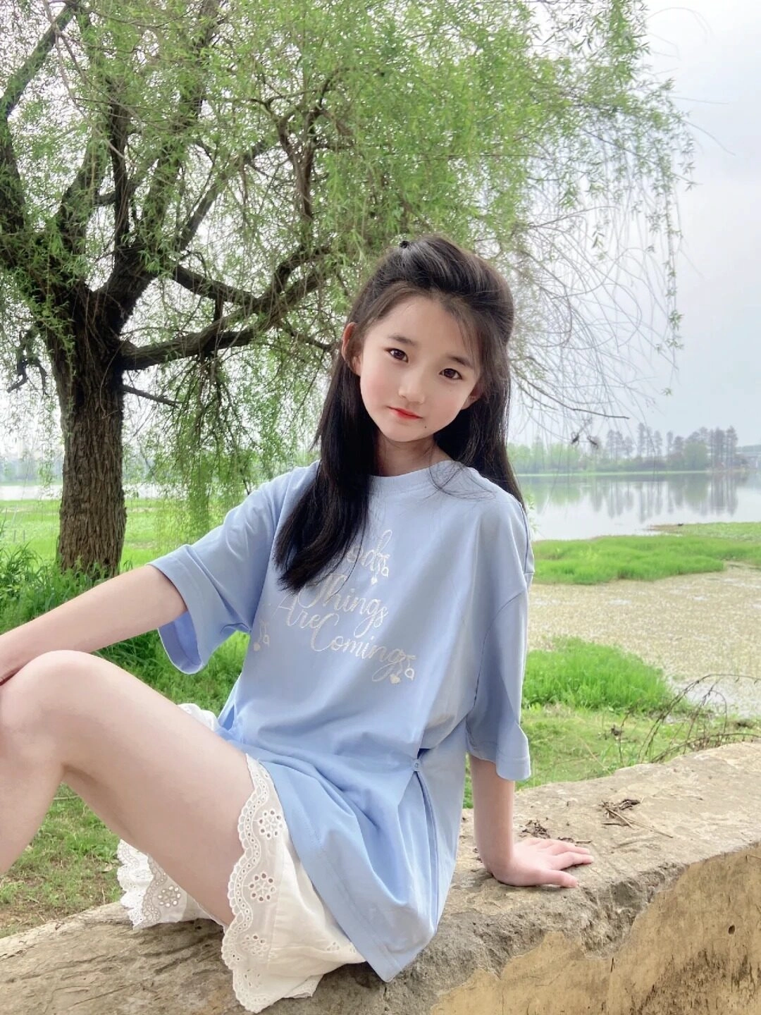 Trong màu áu xanh lơ tôn lên làn da sáng mịn của em gái hơn