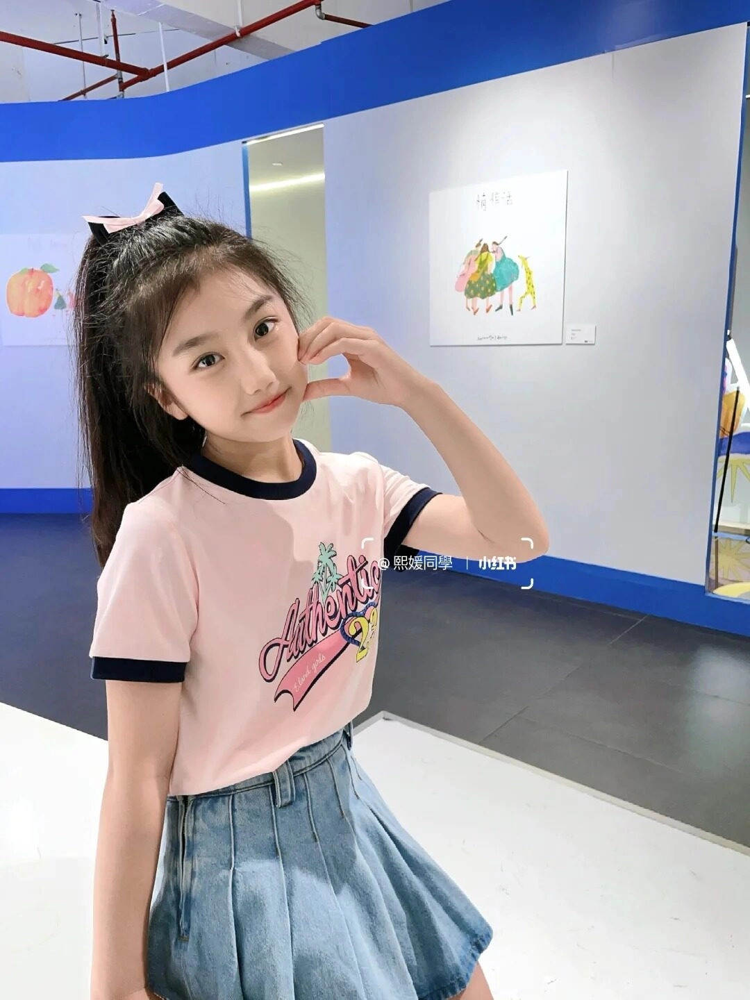 Em gái nhỏ đáng yêu, tạo dáng nhí nhảnh trong áo thun hồng.