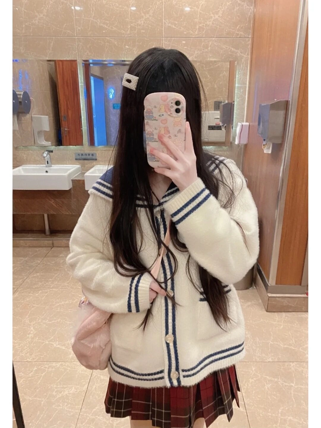 Cô gái giấu mặt, dễ thương trong chiếc áo khoác len trắng tinh.