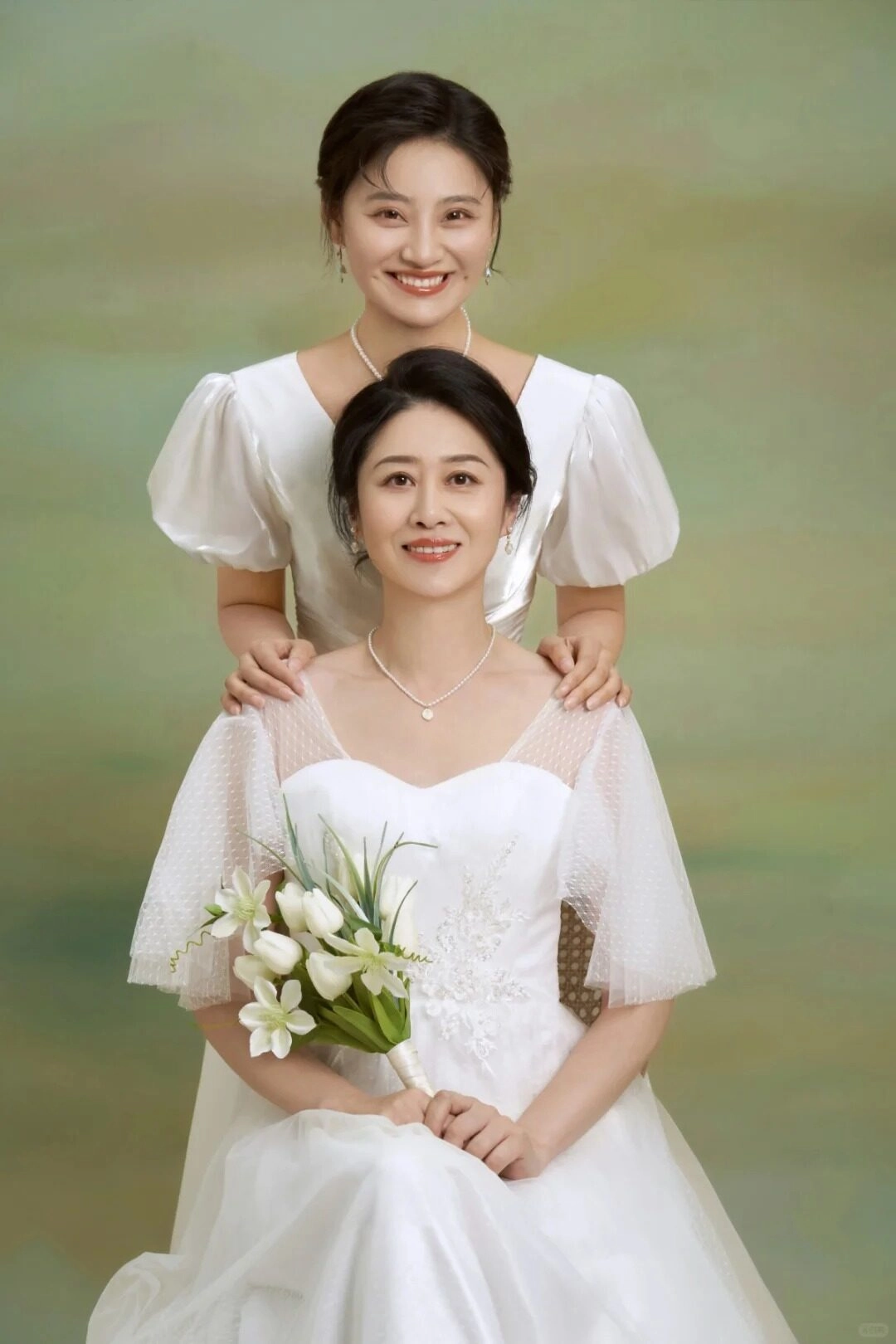 Diện váy trắng tinh khôi, mẹ và con gái tạo dáng duyên dáng.