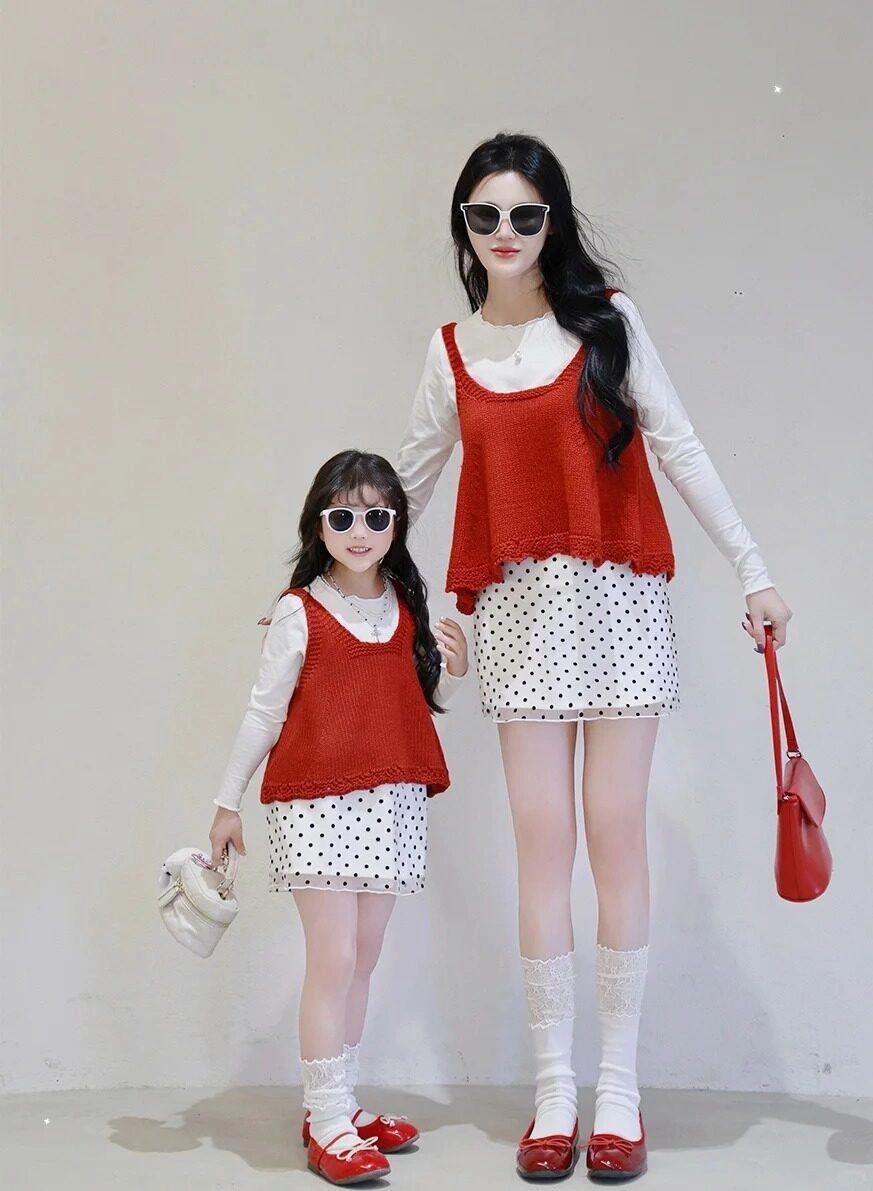 Diện đồ đôi đỏ trắng, mẹ và con gái tạo dáng sành điệu.