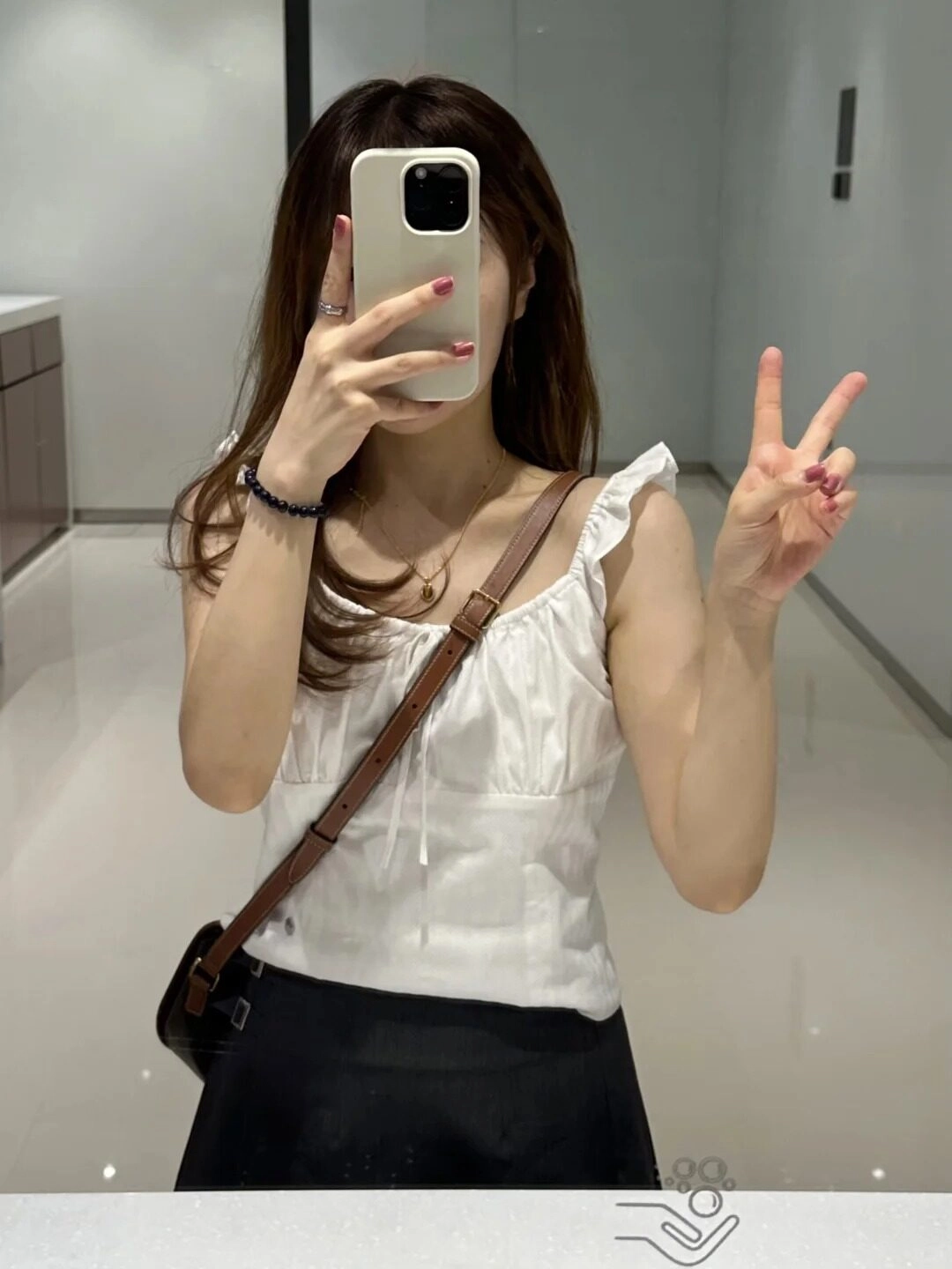 Áo trắng nữ tính, Váy đen đơn giản, tay rút chữ V dễ thương trước kính.