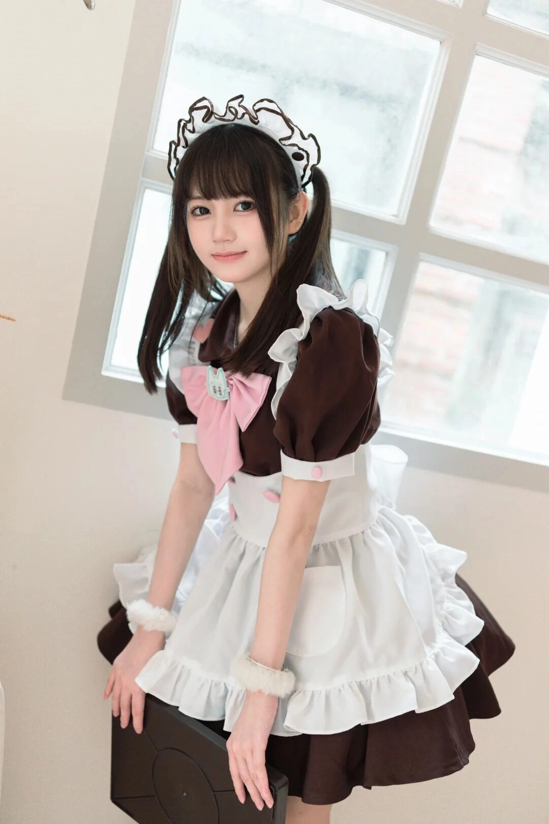 Cô nàng vui vẻ, đáng yêu trong trang phục hầu gái, rạng rỡ tươi cười.