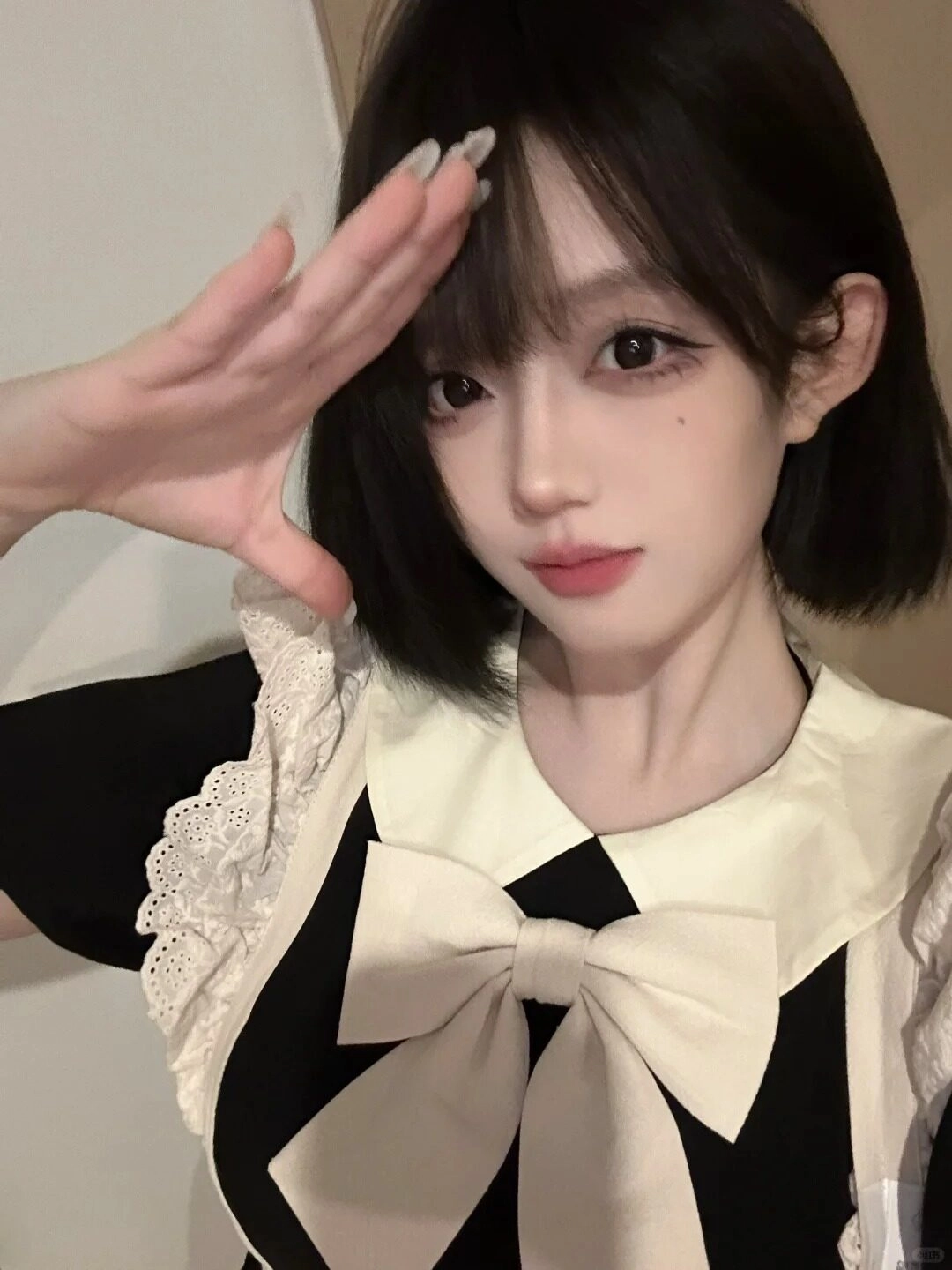 Thiếu nữ tóc ngắn dễ thương, chào kiểu quân đội, trang phục nơ lớn.