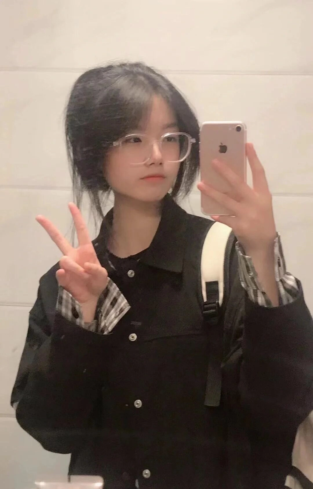 Bạn nữ 15 tuổi da trắng mềm mại, tóc xoăn dài nhẹ nhàng, tạo kiểu dáng vui tươi.