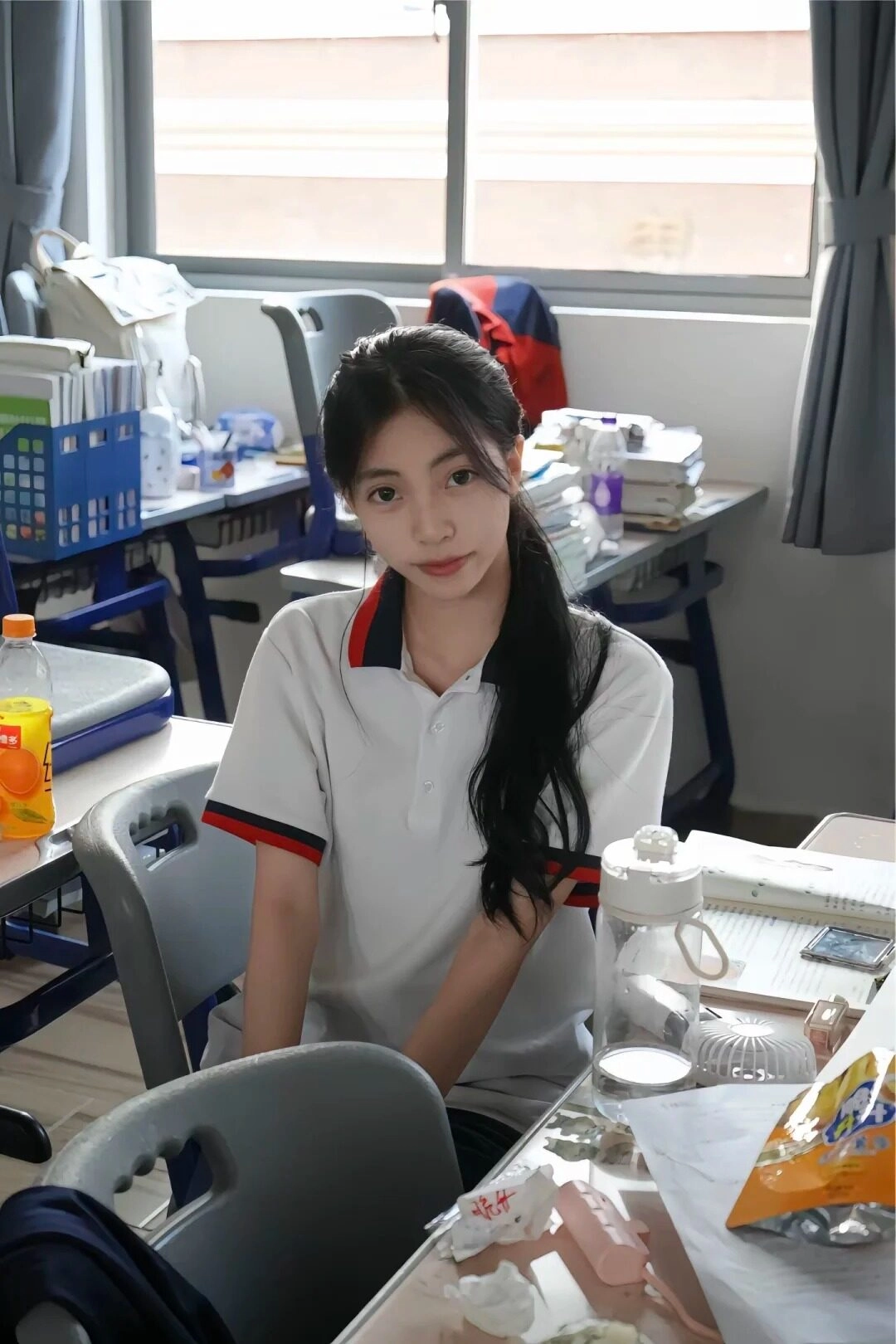 Nữ sinh dịu dàng, chăm sóc, luôn tập trung học tập với tinh thần tích cực.