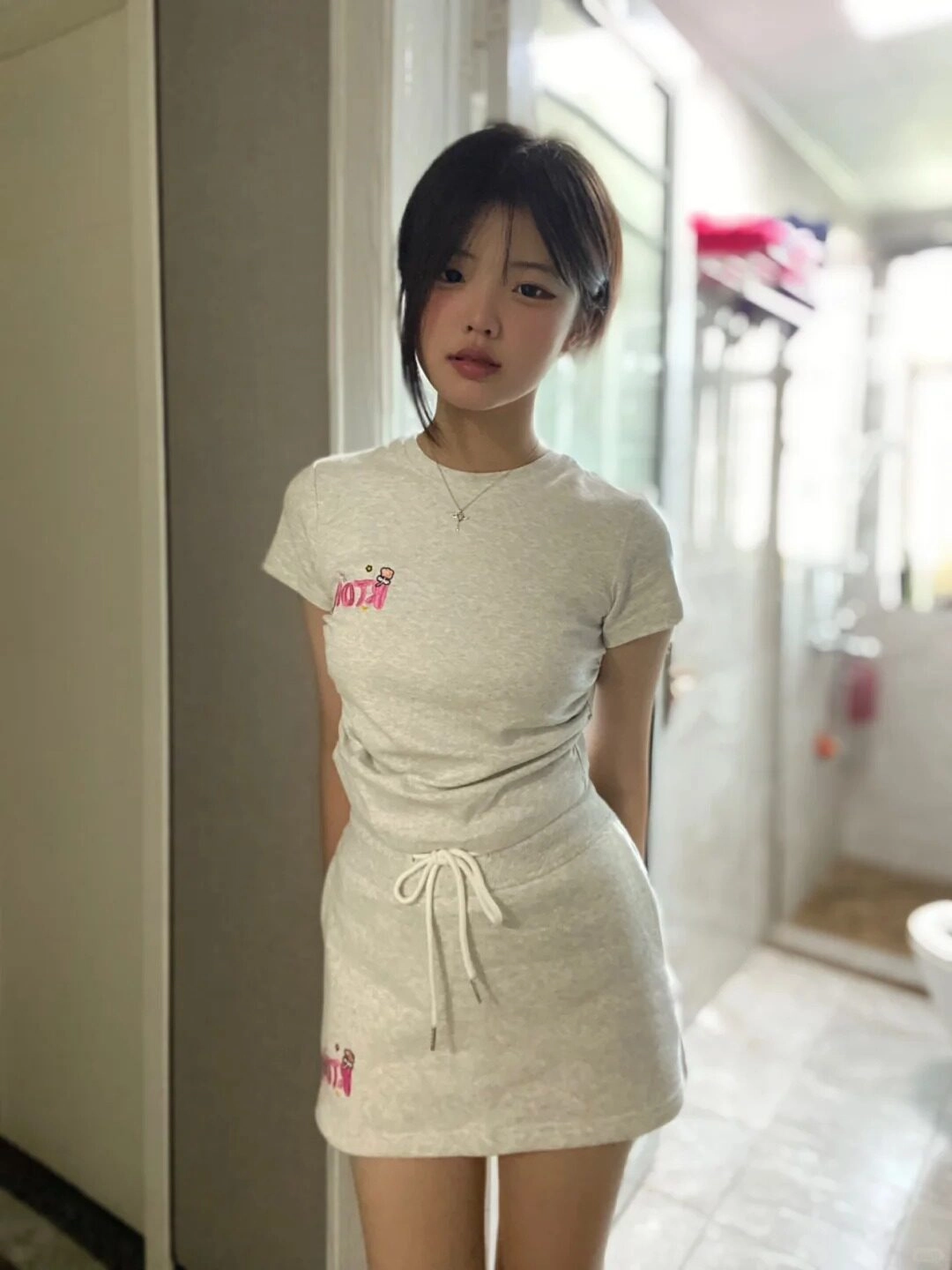 Chiếc váy xám ôm sát tôn lên vẻ đẹp nhẹ nhàng nhưng đầy quyến rũ.