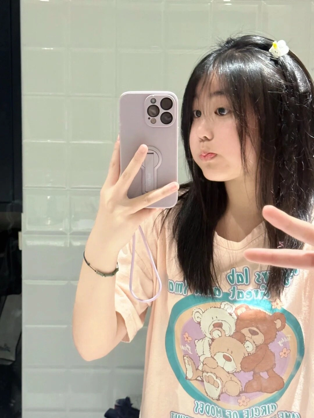 Biểu cảm đáng yêu với đôi mắt tròn long lanh và nụ cười tinh nghịch.