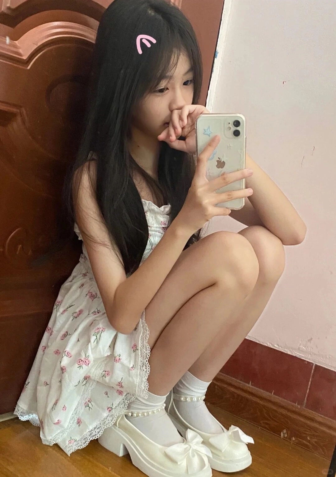 Tạo dáng tự nhiên với chiếc đầm hoa vintage, dịu dàng như nàng thơ.