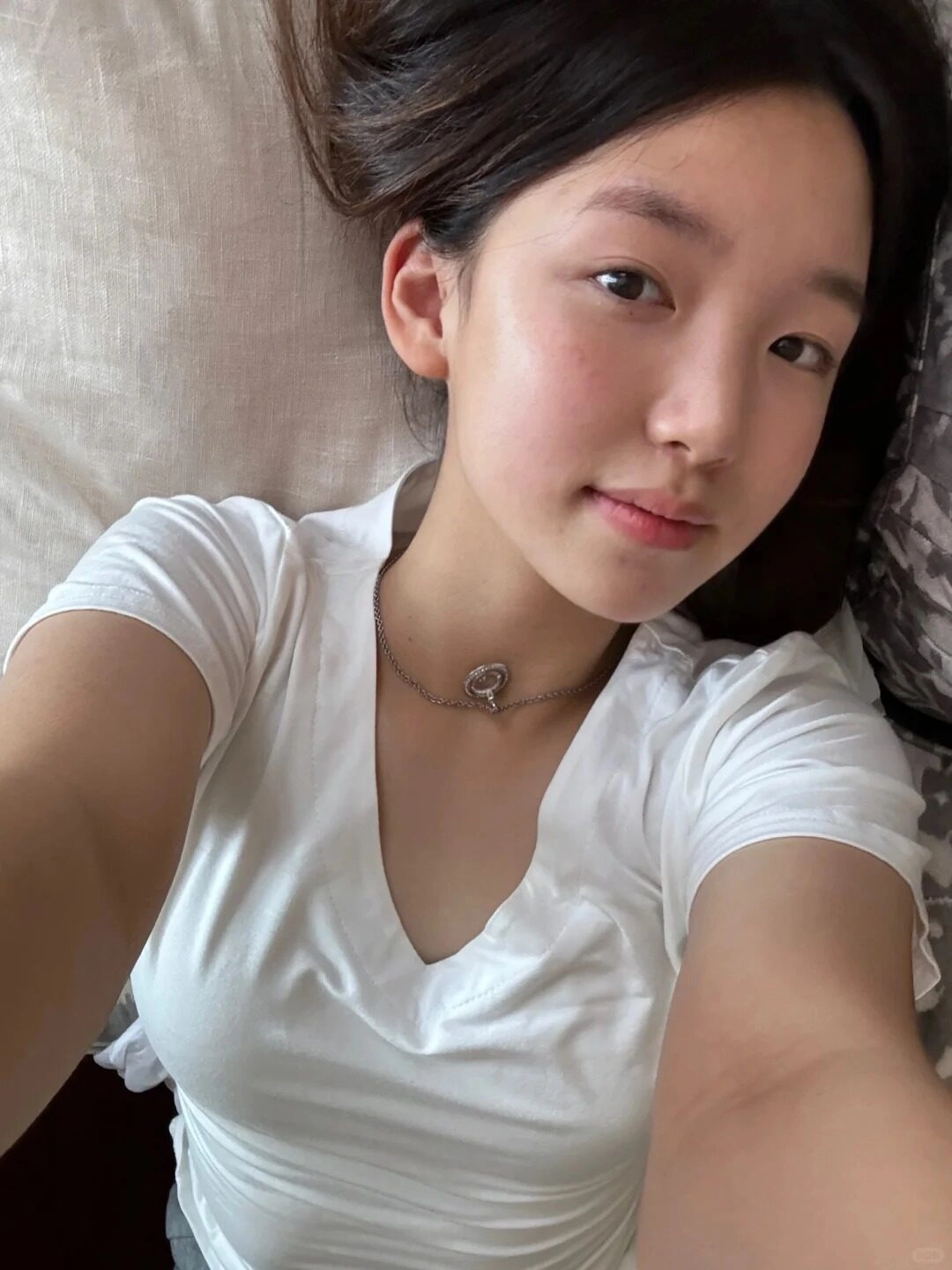 Làn da mộc mạc, ánh mắt trong trẻo đầy cuốn hút và nét tự nhiên.