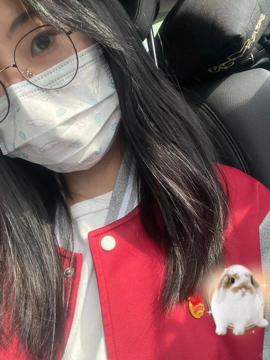 Thần thái trẻ trung, đáng yêu qua lớp khẩu trang và đôi kính tròn thời trang.