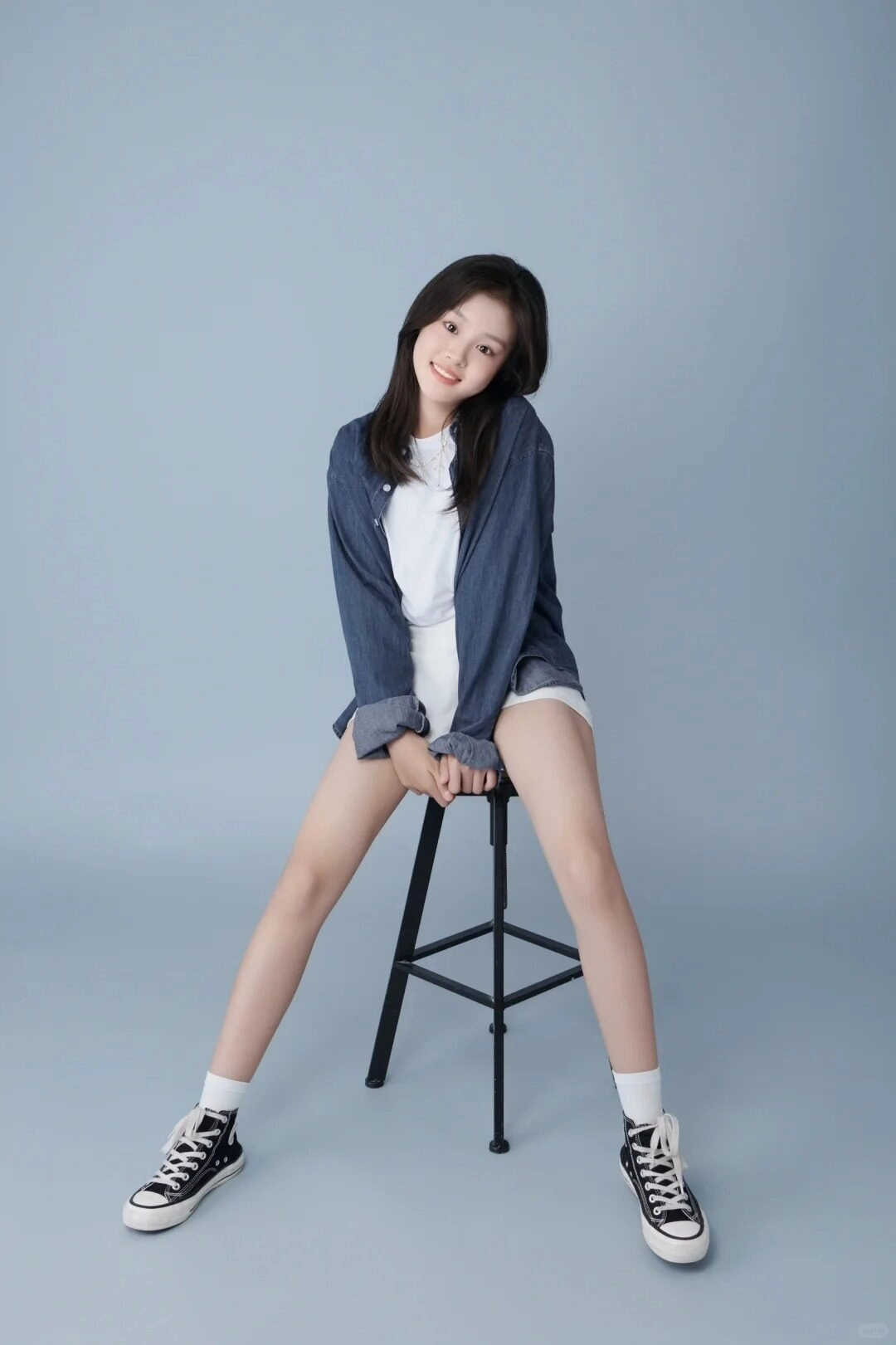 Phong cách trẻ trung năng động với áo khoác denim và giày Converse cá tính.