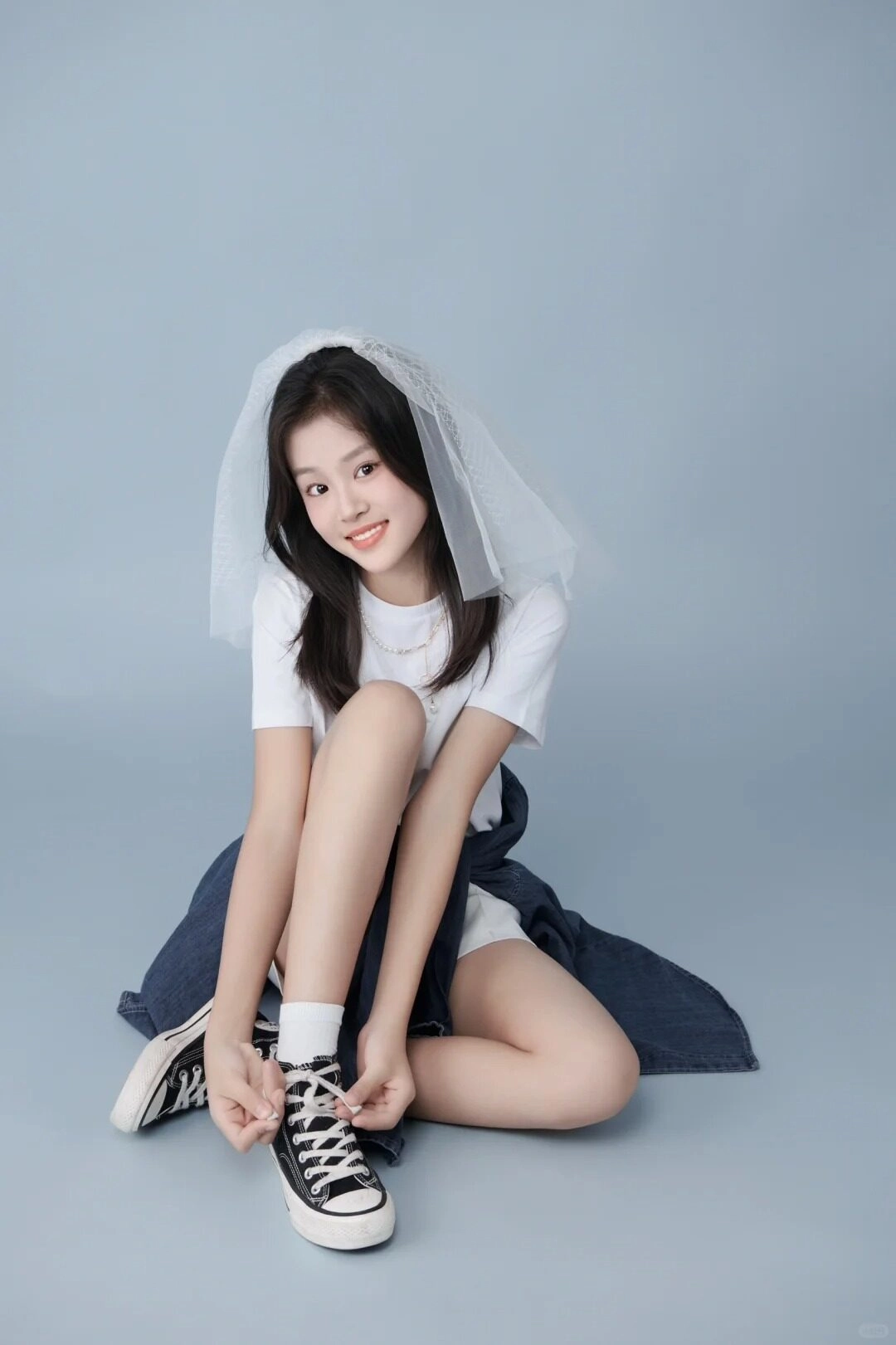 Vẻ đẹp trong trẻo kết hợp mạng che mặt, dịu dàng như nàng thơ.