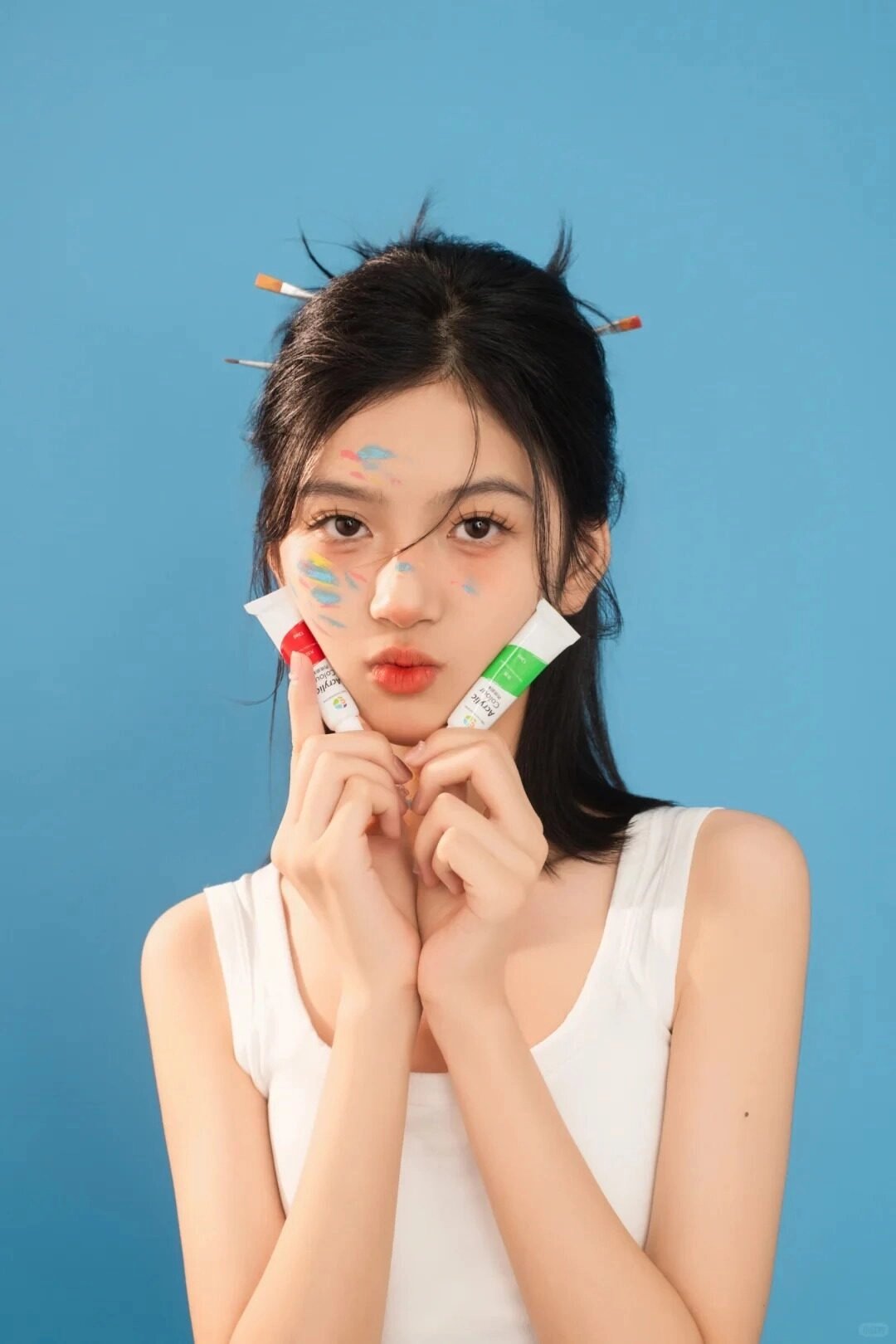 Khuôn mặt lấm lem màu vẽ nhưng vẫn toát lên vẻ xinh xắn đáng yêu.