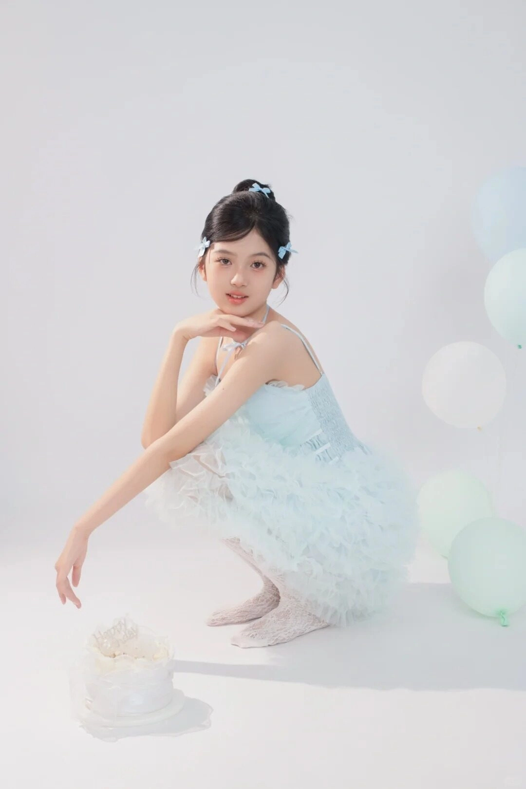 Chiếc váy trắng xếp tầng mang đến vẻ kiêu sa và thanh lịch tuyệt đối.