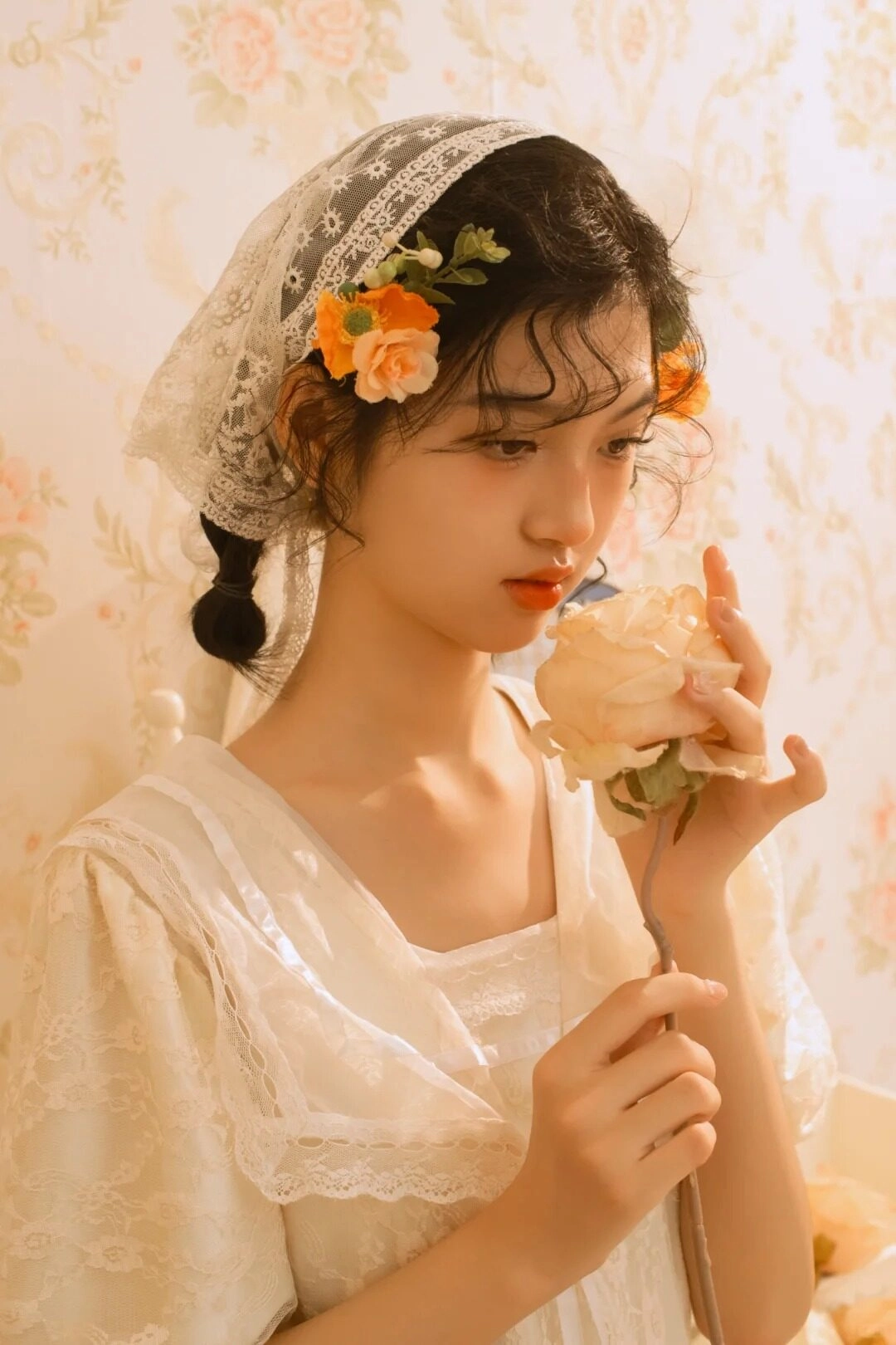 Khung cảnh vintage kết hợp cùng hoa cài tóc làm nổi bật vẻ hoài niệm.