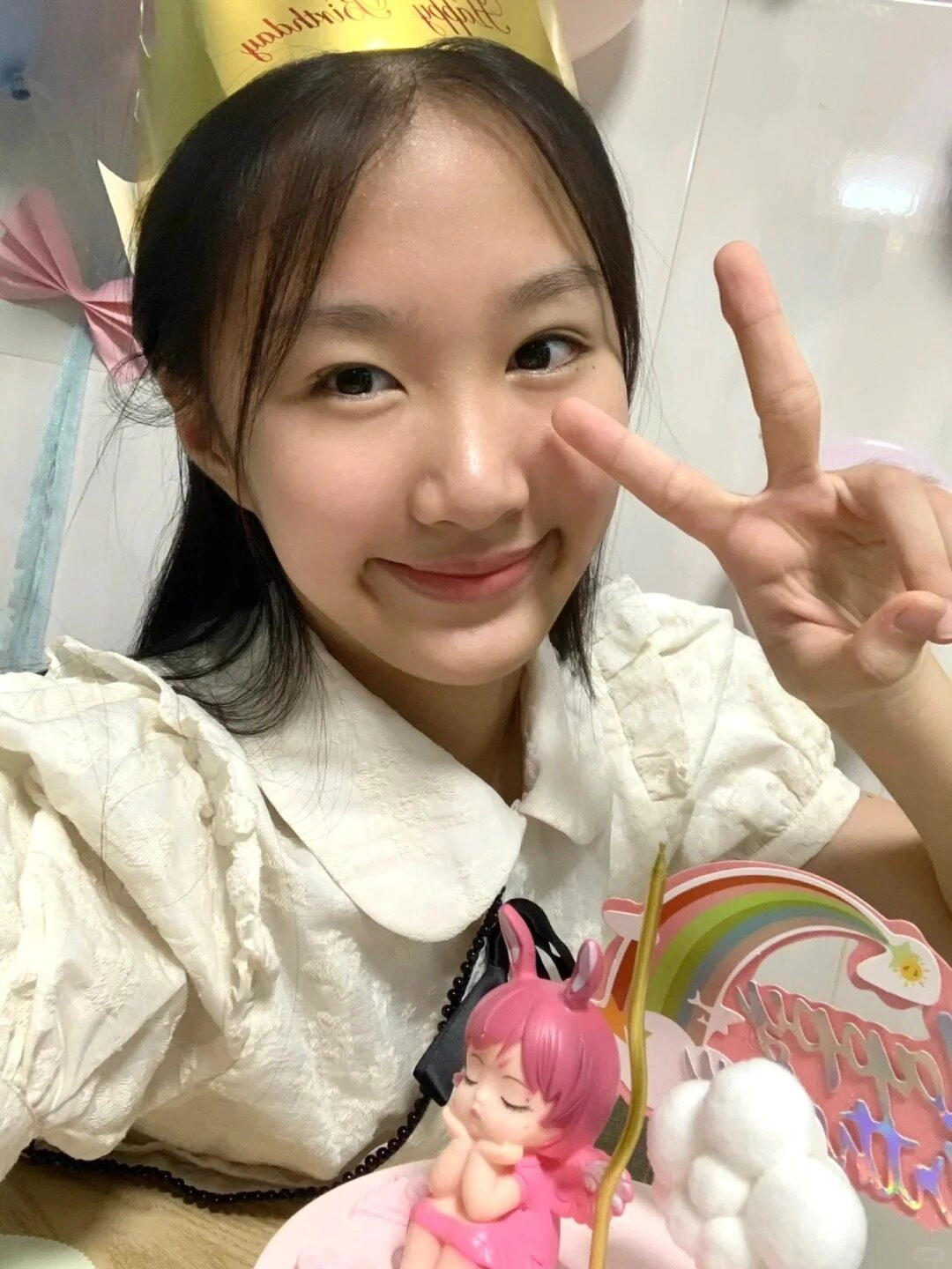 Nụ cười rạng rỡ và chiếc vương miện tạo điểm nhấn trong ngày đặc biệt.