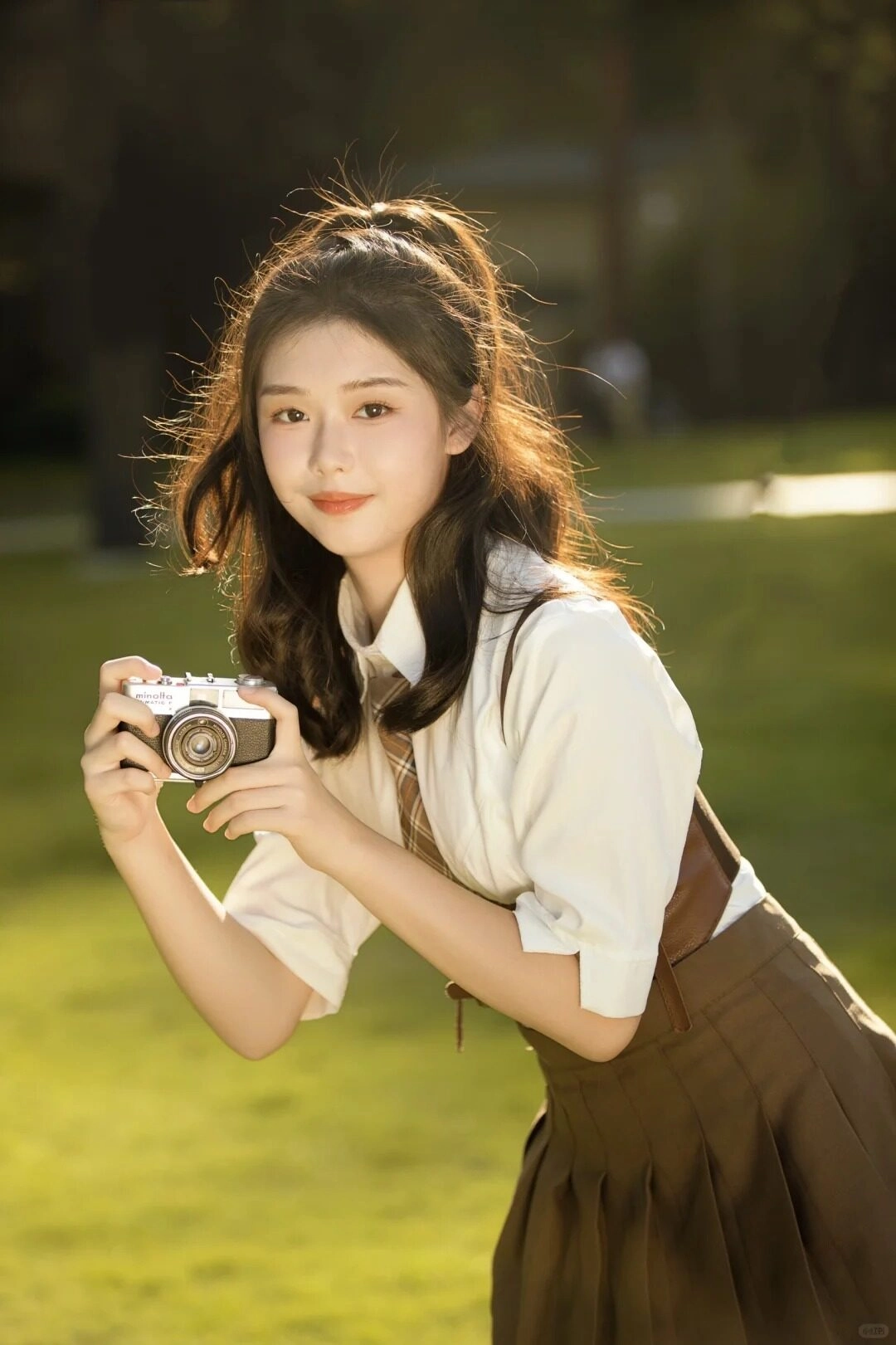 Tỏa sáng trong nắng chiều, cô gái cùng máy ảnh ghi lại khoảnh khắc đẹp.