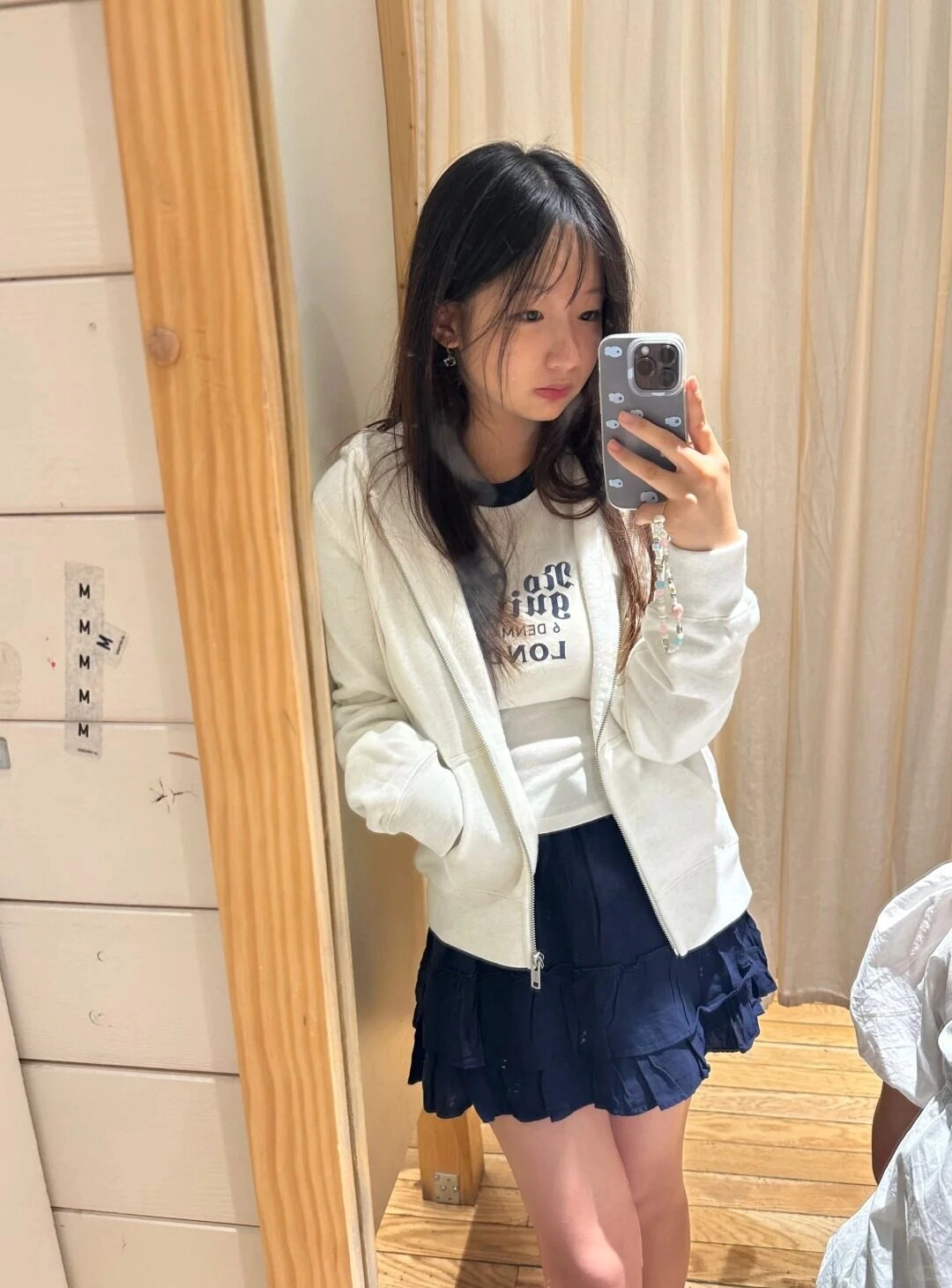 Góc chụp gương tinh tế, thần thái nhẹ nhàng nhưng đầy cuốn hút.