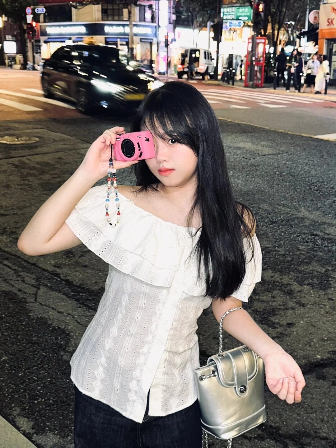 Nét cổ điển hòa quyện giữa ánh đèn thành phố và chiếc máy ảnh xinh xắn.