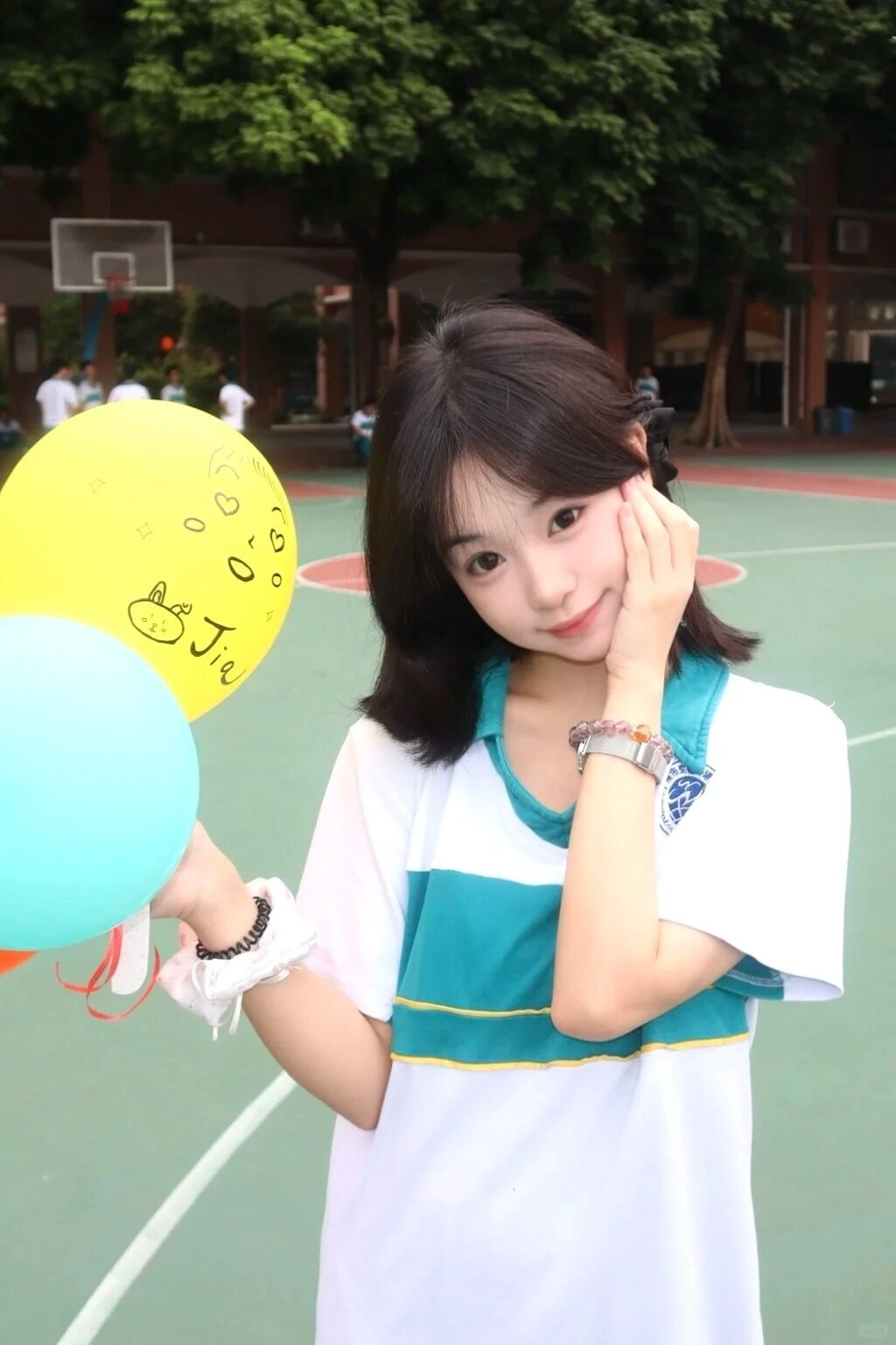 Ánh mắt hồn nhiên, nụ cười tỏa sáng giữa sân trường cùng những quả bóng.