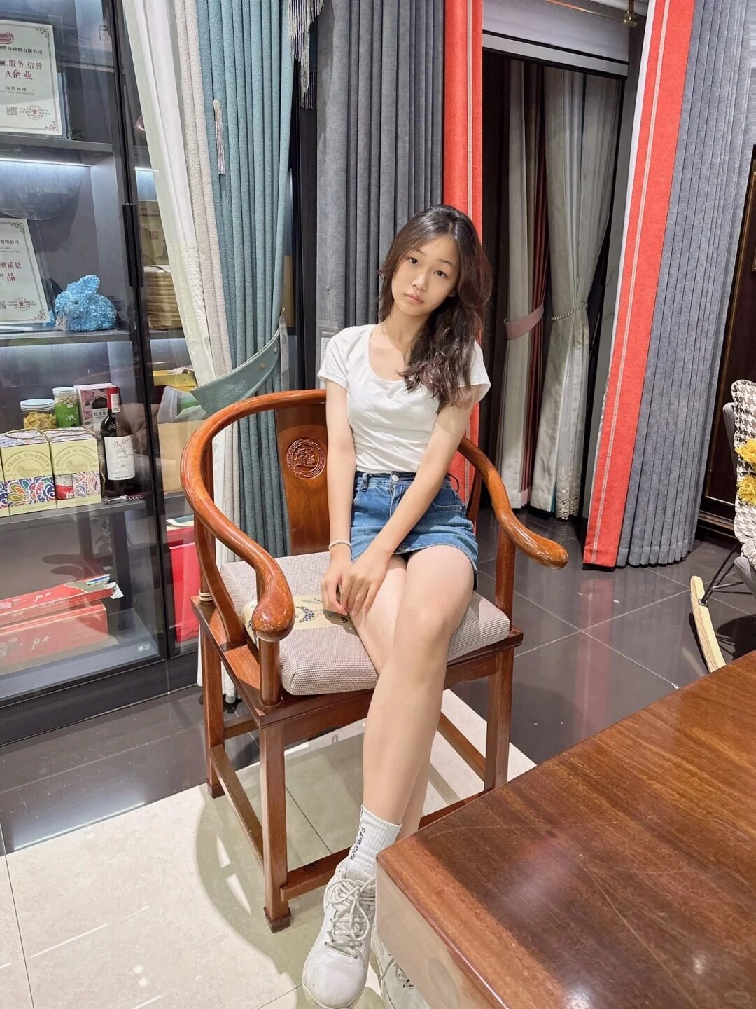 Ngồi trầm tư trong không gian cổ kính, ánh mắt như kể một câu chuyện.