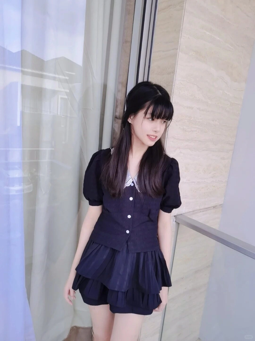 Bộ trang phục đen cá tính, nụ cười nhẹ nhàng trong ánh nắng ban mai