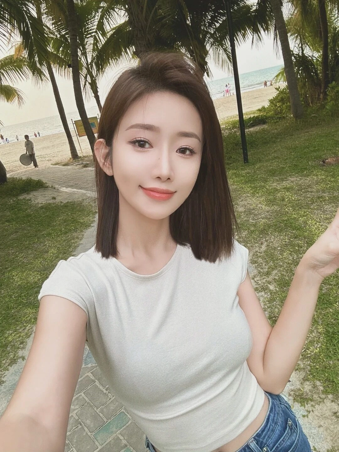 Nụ cười rạng rỡ giữa bờ biển xanh, khoảnh khắc tự do và tràn đầy sức sống.