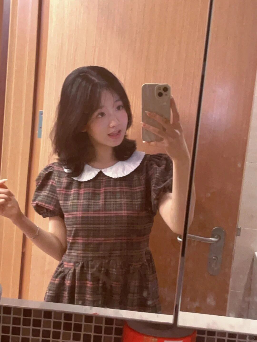 Góc chụp selfie đơn giản nhưng vẫn nổi bật với phong cách vintage đáng yêu.