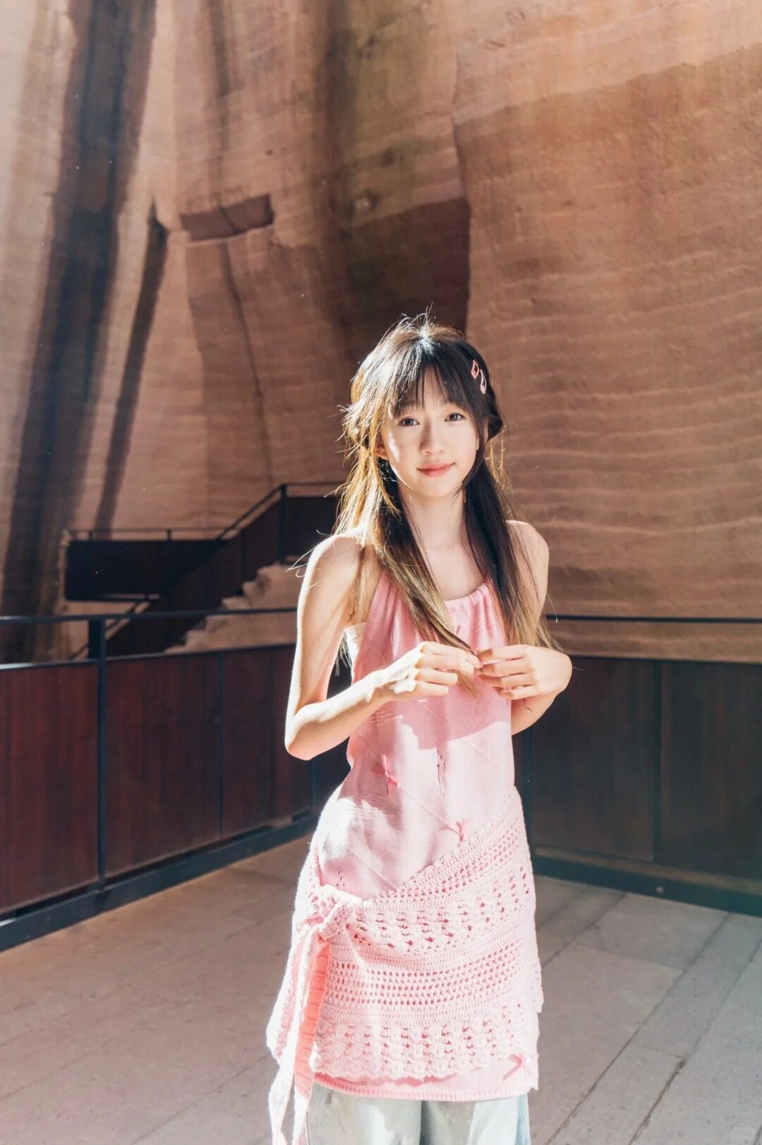 Tận hưởng ánh nắng chan hòa, nhẹ nhàng giữa không gian đầy màu sắc.