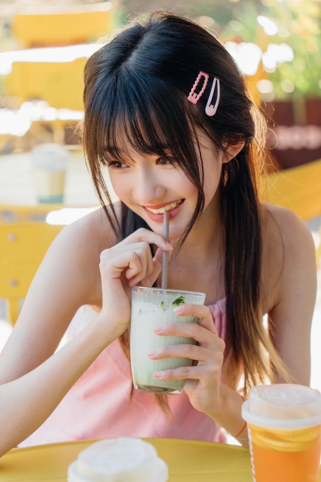 Khoảnh khắc tươi vui khi thưởng thức ly đồ uống mát lạnh ngày hè.