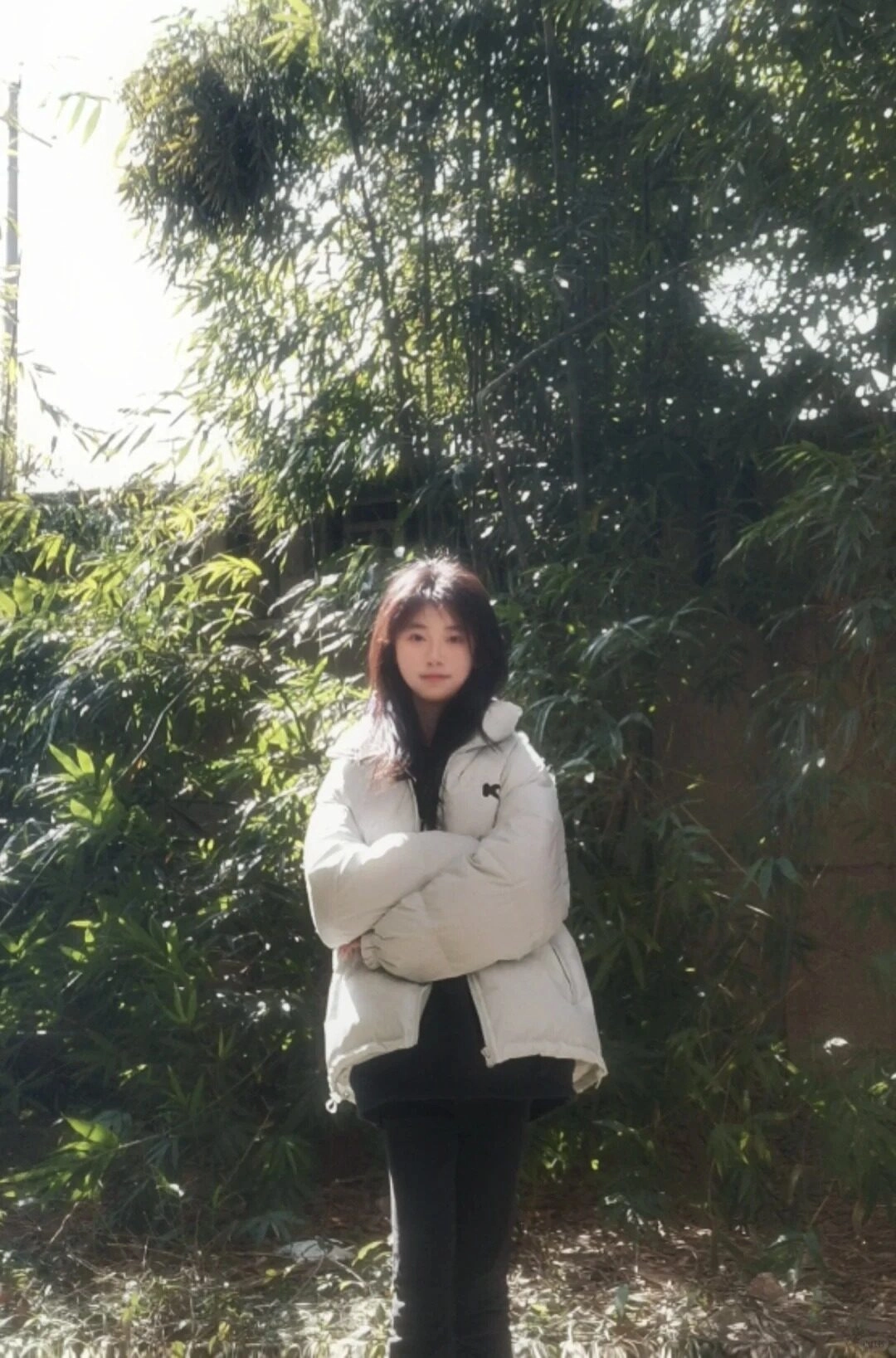 Giữa rừng tre xanh ngát, vẻ đẹp thanh tao như hòa cùng thiên nhiên.