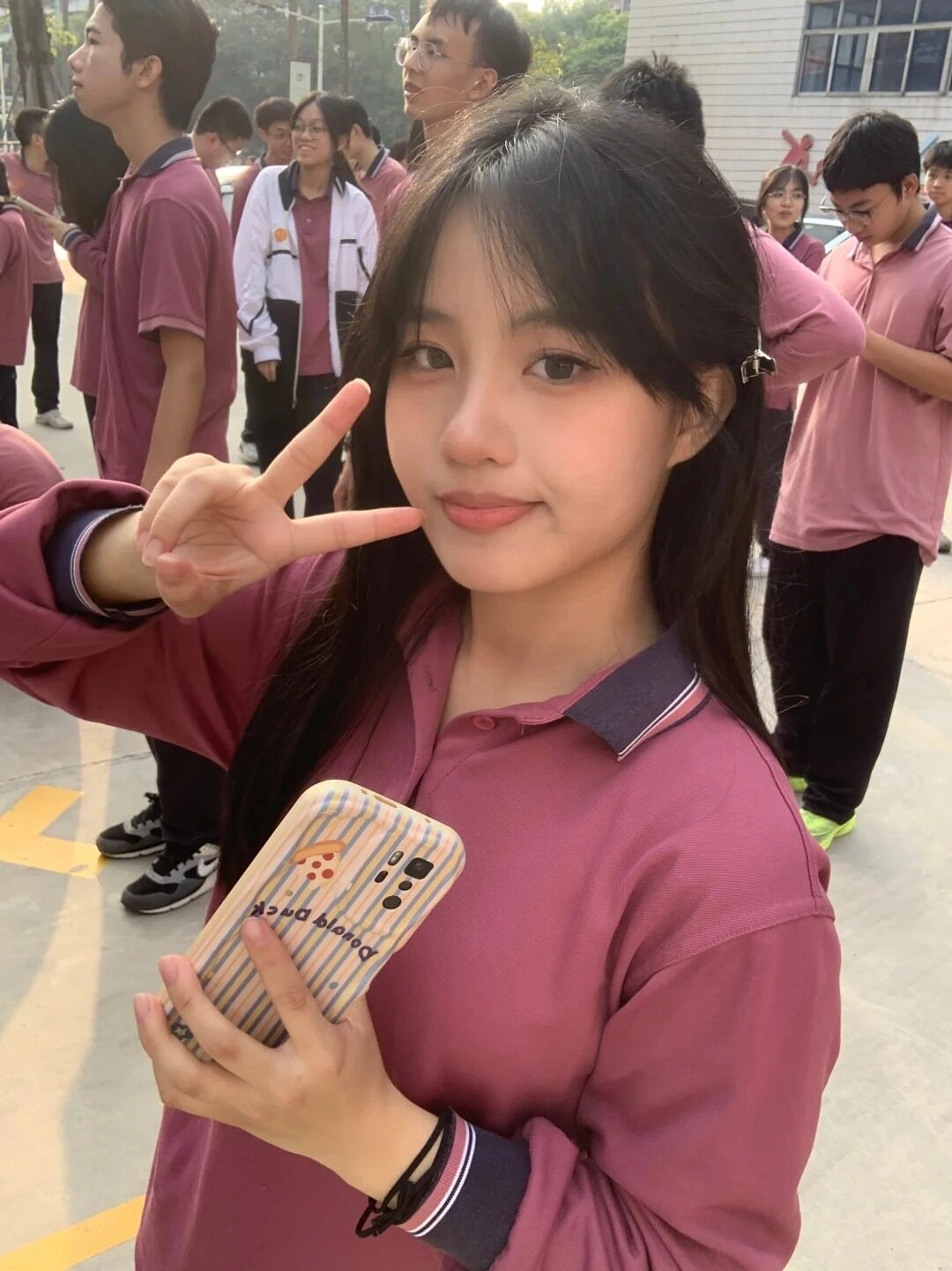 Trang phục đồng phục nhưng nhan sắc rạng rỡ, nổi bật giữa đám đông.