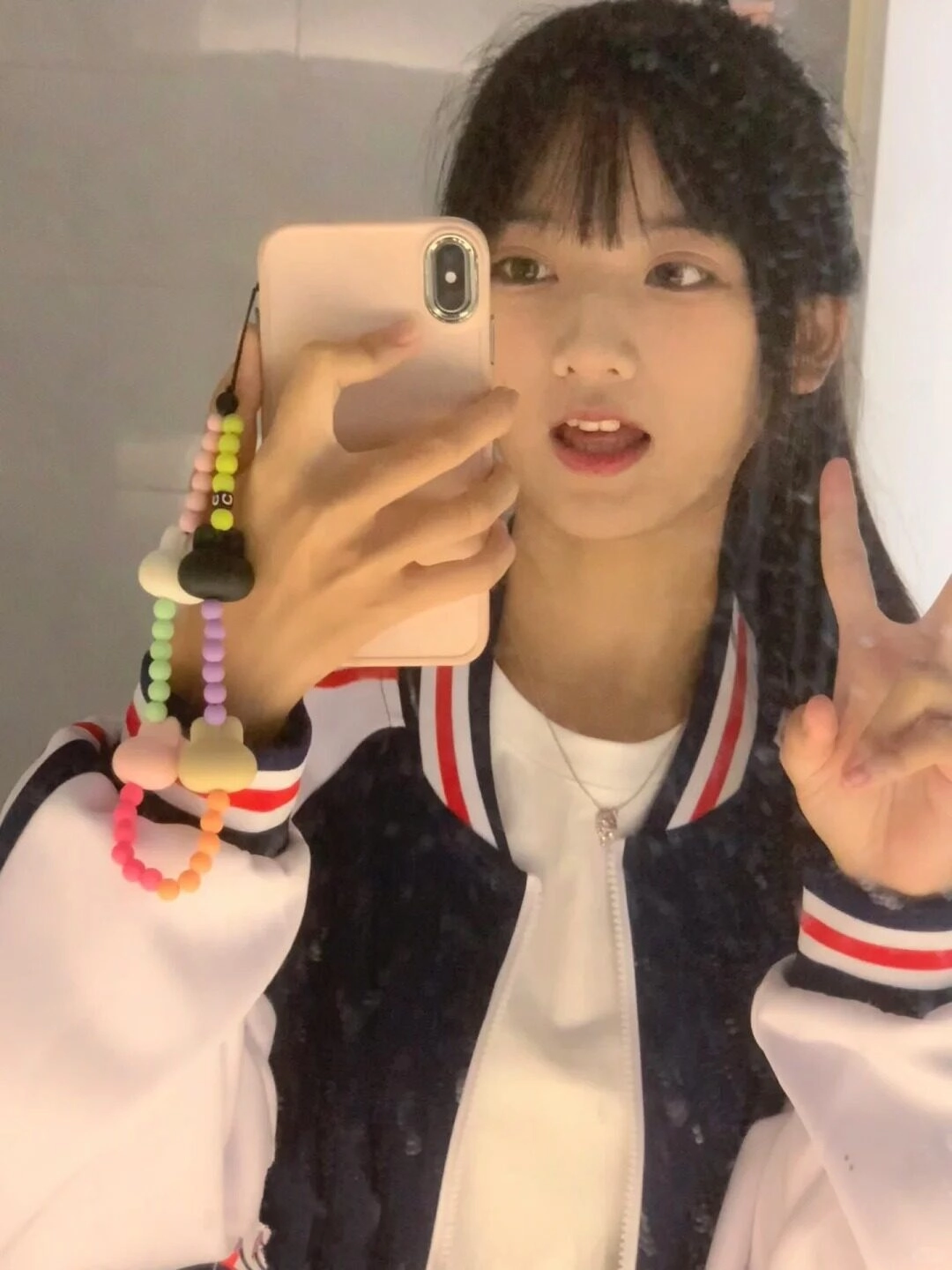 Tự tin trước gương, cô nàng khoe thần thái tươi tắn cùng outfit cá tính.