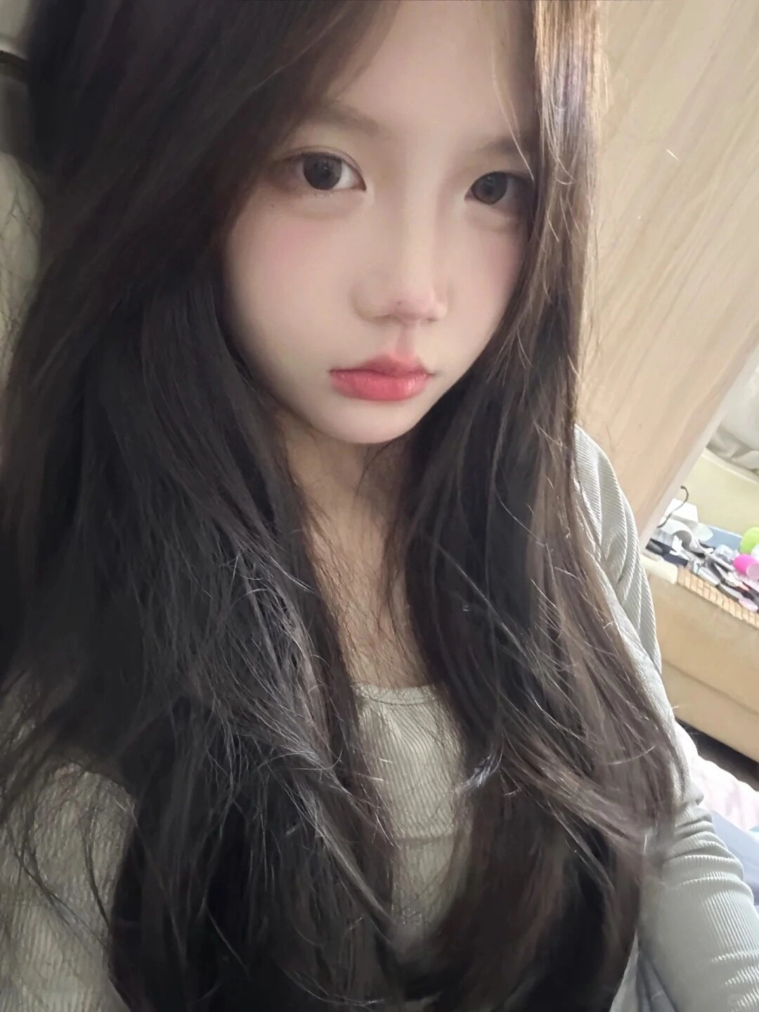 Mái tóc bồng bềnh như làn sóng, ánh mắt sâu thẳm đầy cuốn hút.