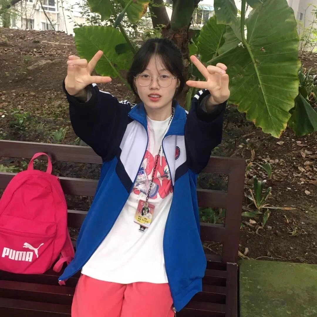 Vui tươi, năng động với áo khoác xanh, tạo dáng "peace" đầy cá tính.