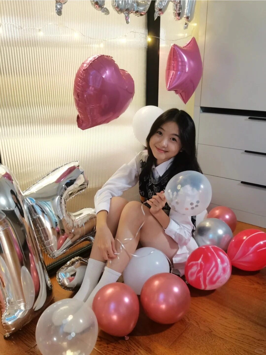 Góc sinh nhật lung linh, nụ cười rạng rỡ bên những quả bóng đáng yêu.