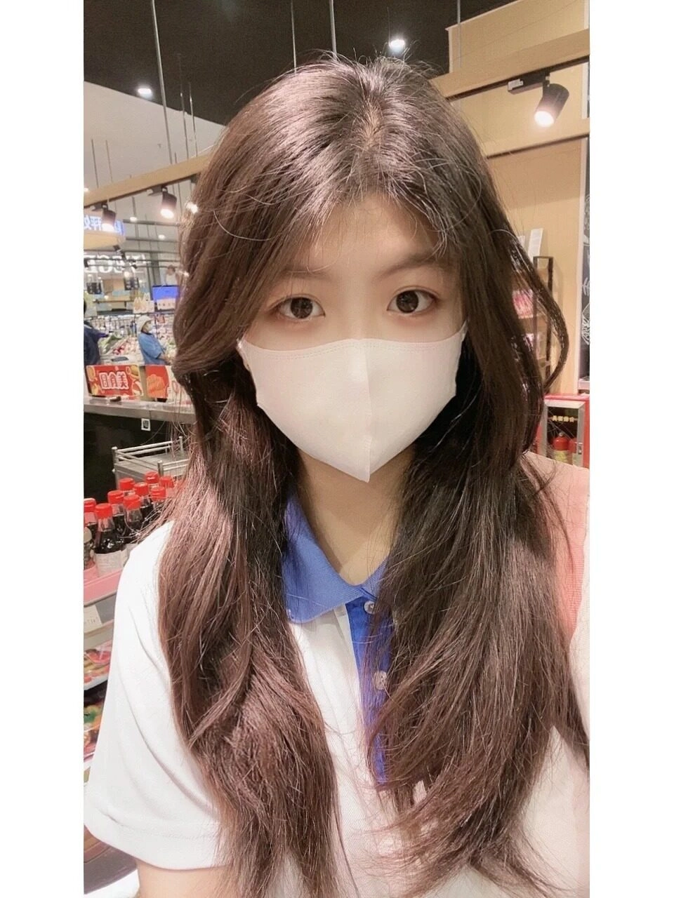 Selfie đơn giản trong siêu thị, đôi mắt đẹp nổi bật trên khẩu trang.