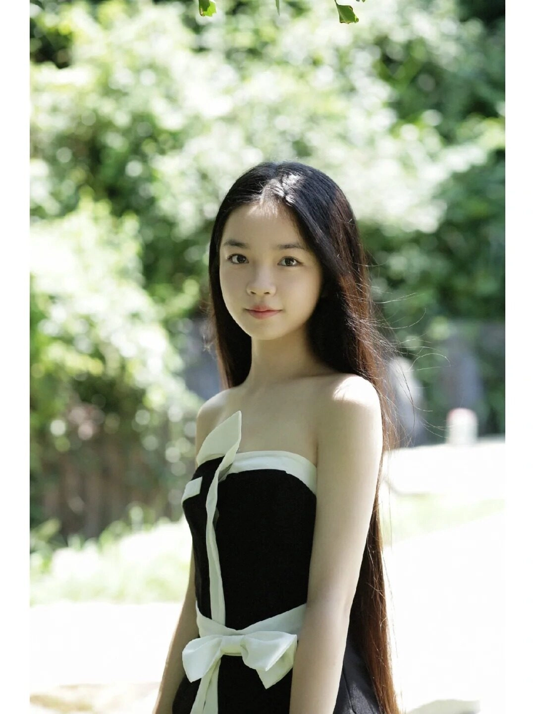 Nét đẹp dịu dàng, mái tóc dài óng mượt nổi bật giữa thiên nhiên.