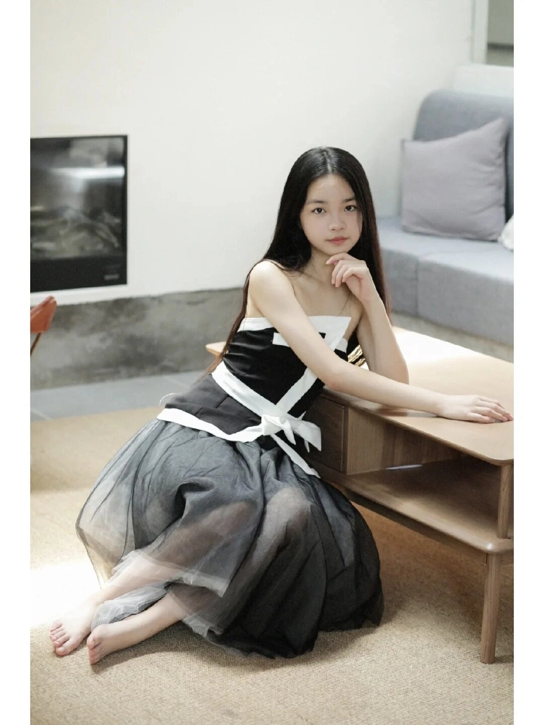 Thanh lịch và trầm lắng, pose dáng nhẹ nhàng trong không gian tối giản.