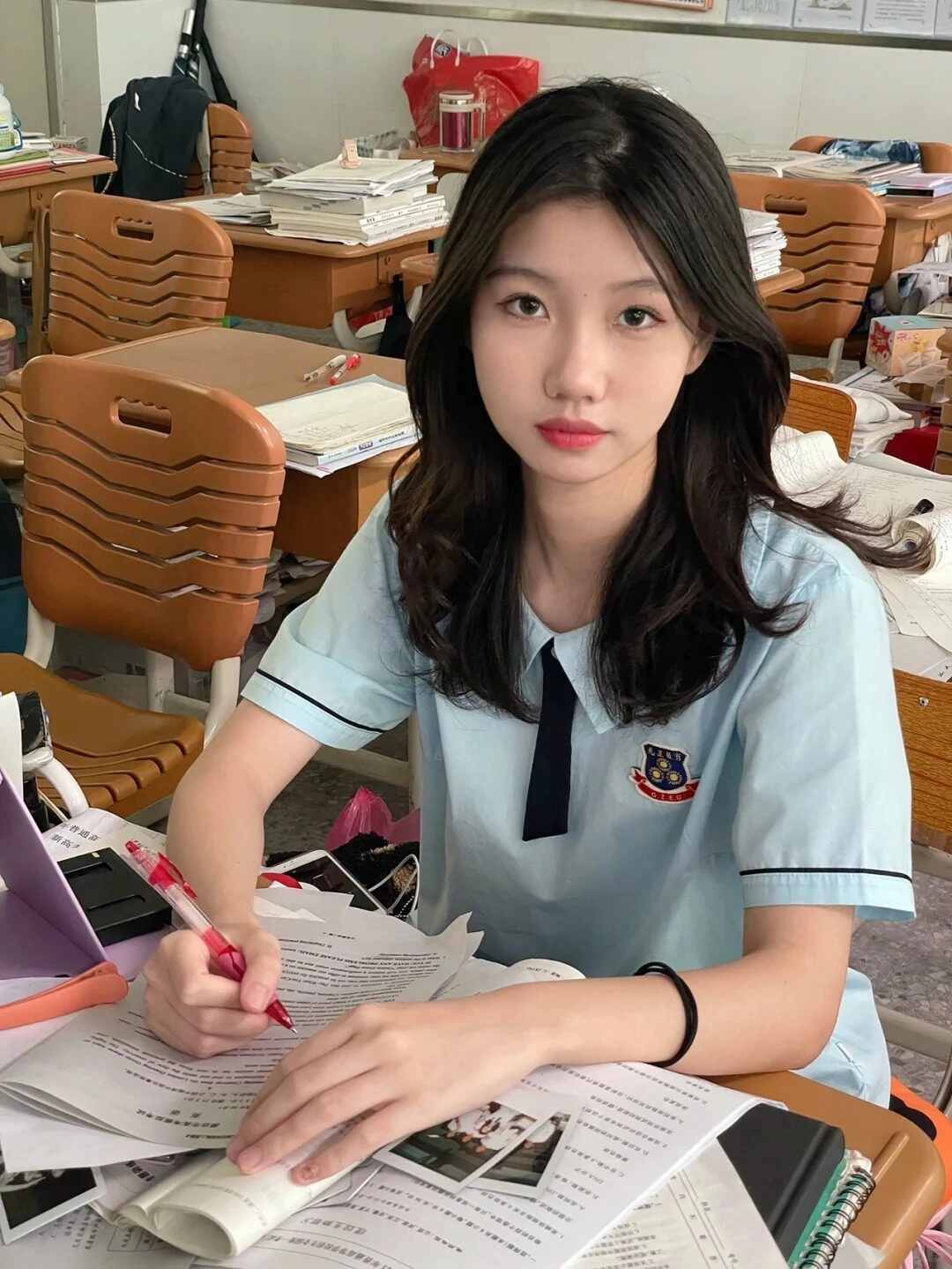 Tập trung ghi chép, cô nàng nghiêm túc hoàn thành bài học.