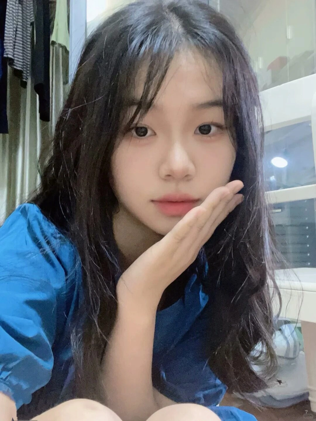 Ánh mắt cuốn hút cùng mái tóc suôn dài, nét đẹp dịu dàng tự nhiên.