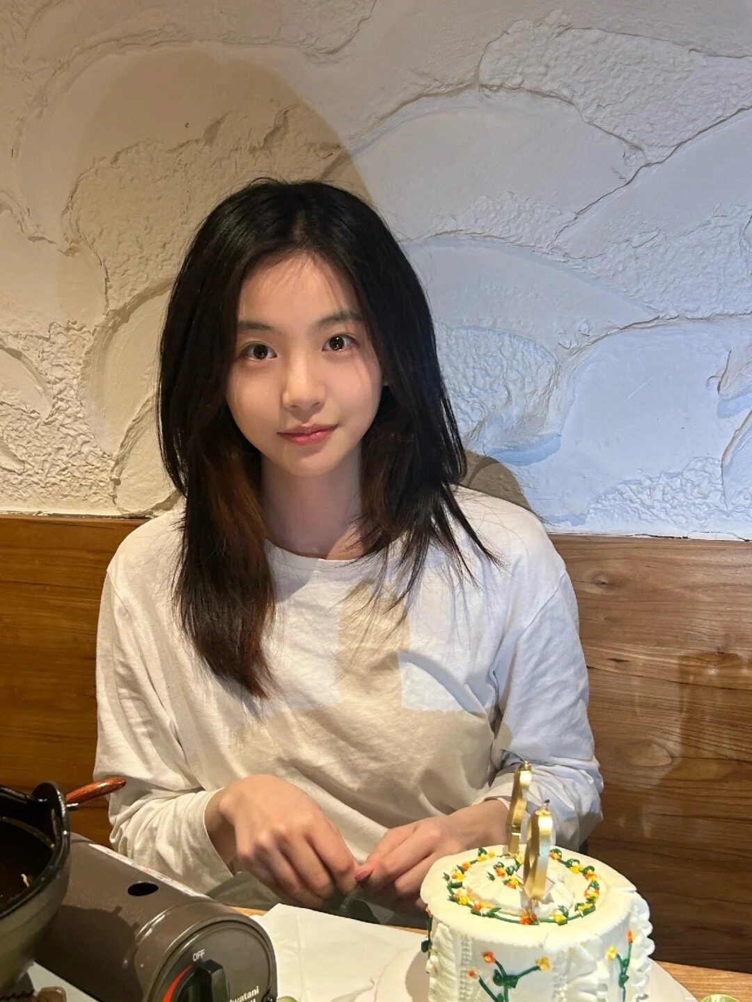 Không gian ấm áp, mái tóc thả tự nhiên, ánh nhìn nhẹ nhàng đón tuổi mới.