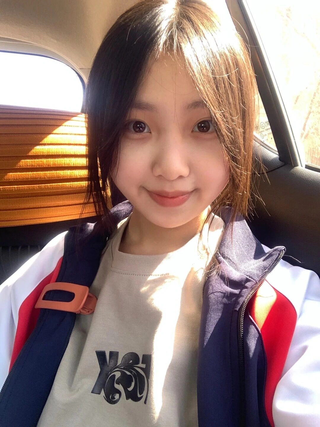 Nụ cười rạng rỡ dưới ánh nắng, mang theo năng lượng tươi mới.