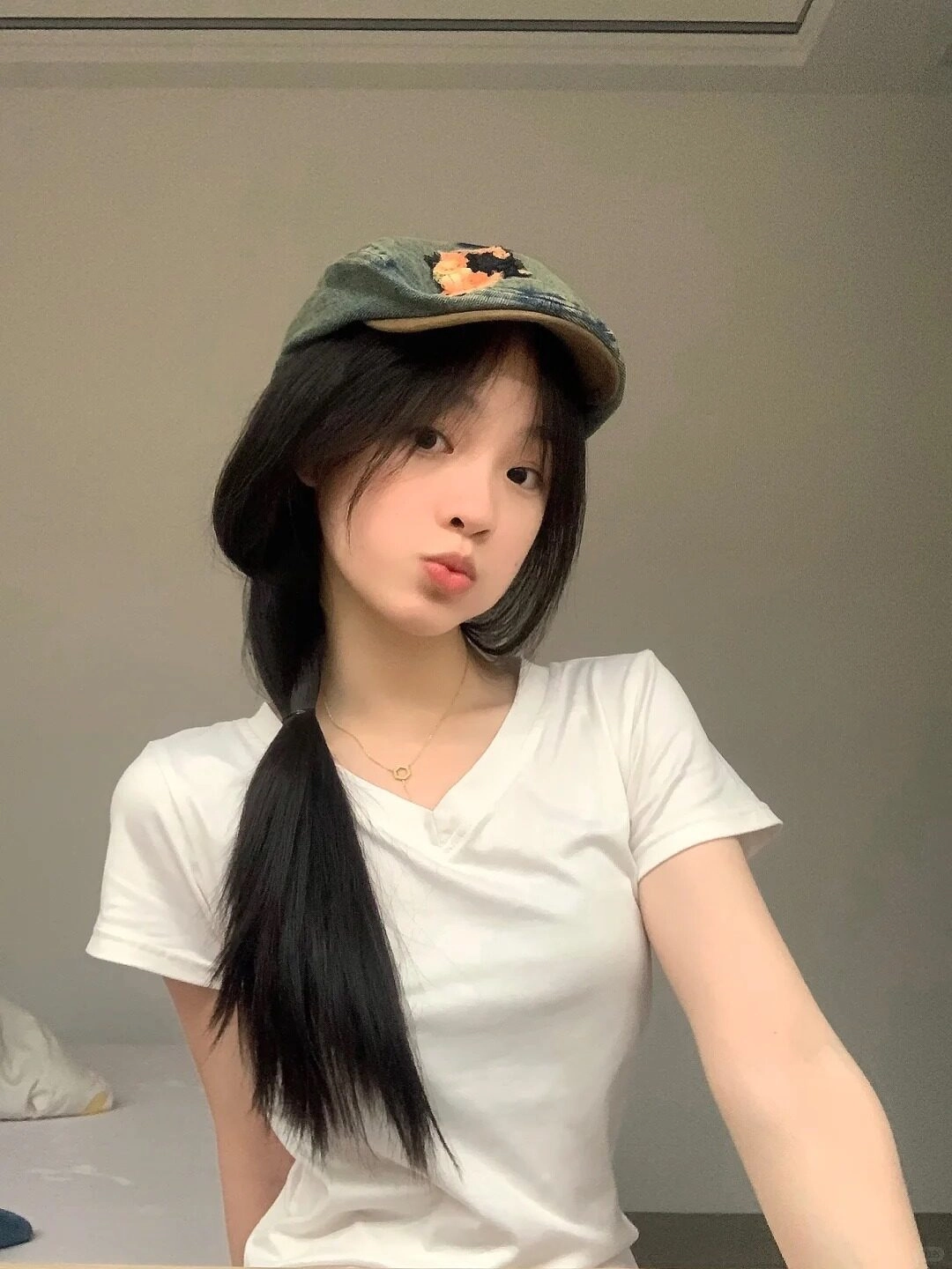 Chiếc mũ cá tính kết hợp cùng tóc tết, tạo nét đáng yêu đầy tinh nghịch.