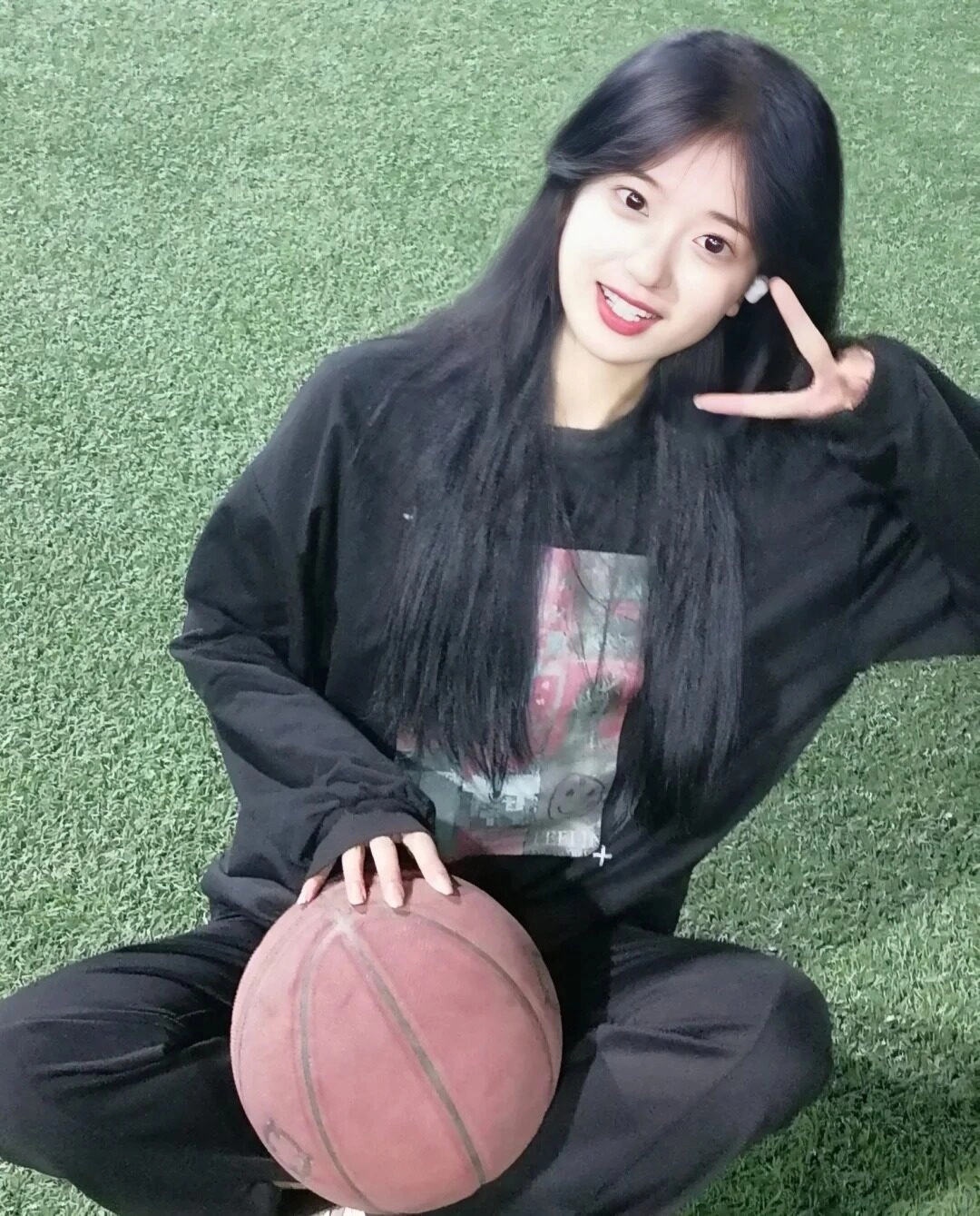 Cô gái đam mê bóng rổ với phong cách năng động và nụ cười tỏa sáng.