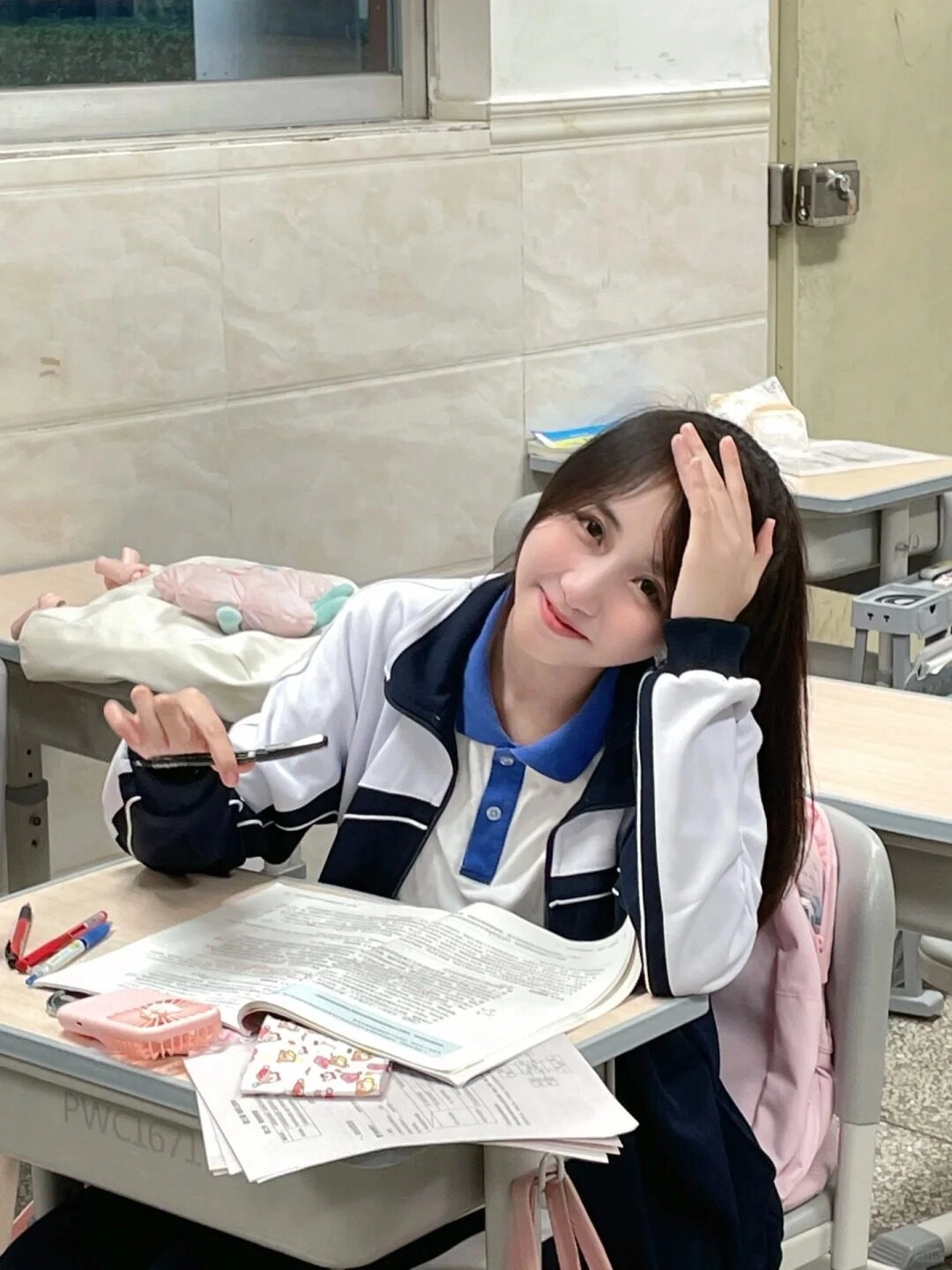 Khoảnh khắc học tập nhưng vẫn đầy duyên dáng, nét đẹp trong sáng đáng yêu.