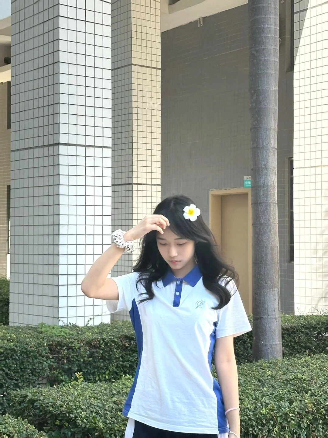 Mái tóc xoăn nhẹ bay trong gió, cùng nụ cười dịu dàng đầy cuốn hút.